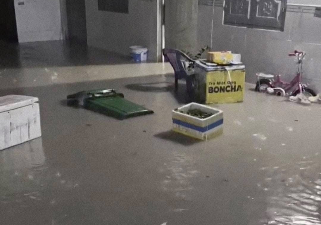 Đồng Nai: Mưa trắng đ&ecirc;m, nh&agrave; d&acirc;n ngập nặng, đường phố kẹt cứng- Ảnh 9.