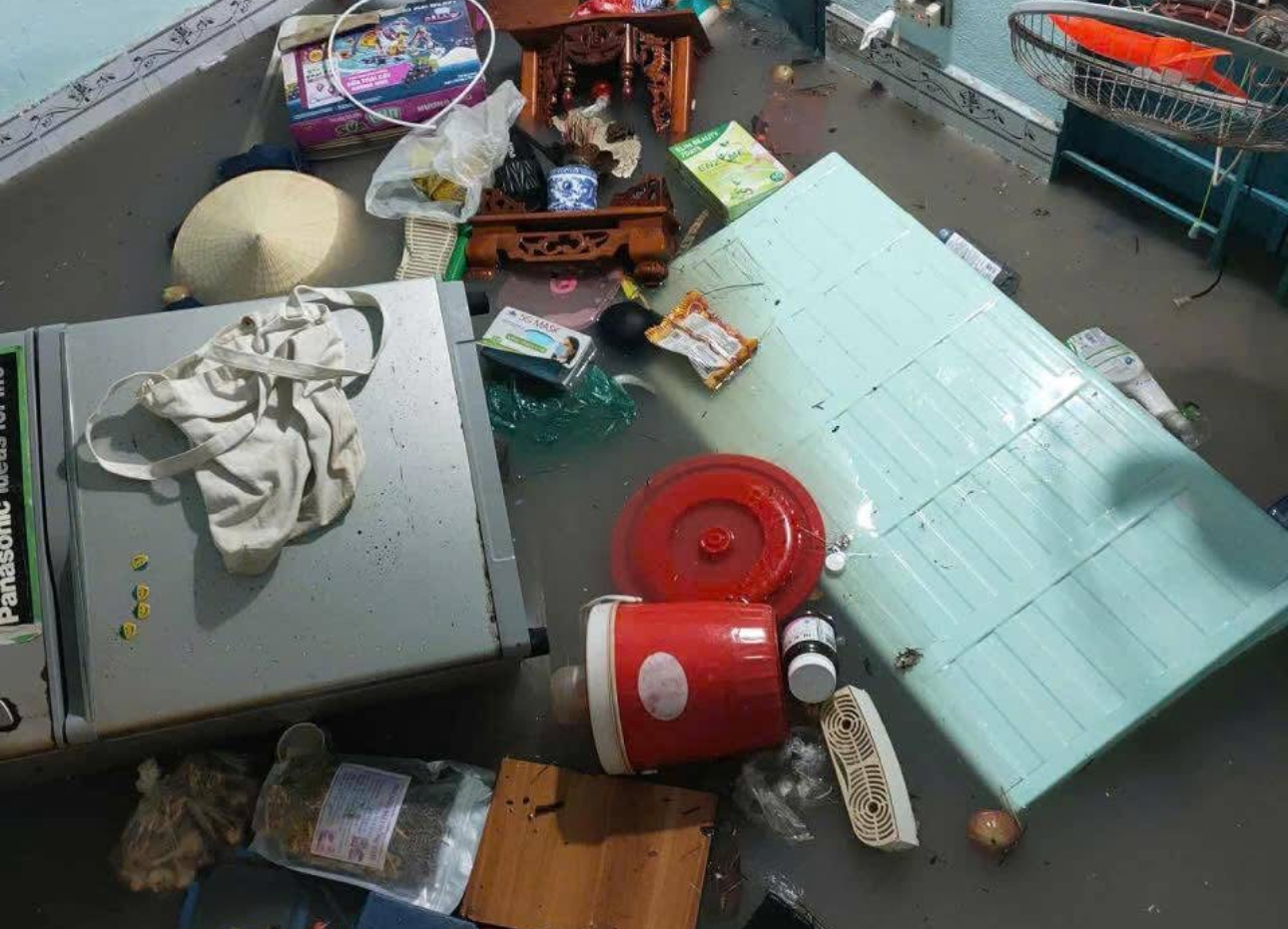 Đồng Nai: Mưa trắng đ&ecirc;m, nh&agrave; d&acirc;n ngập nặng, đường phố kẹt cứng- Ảnh 6.