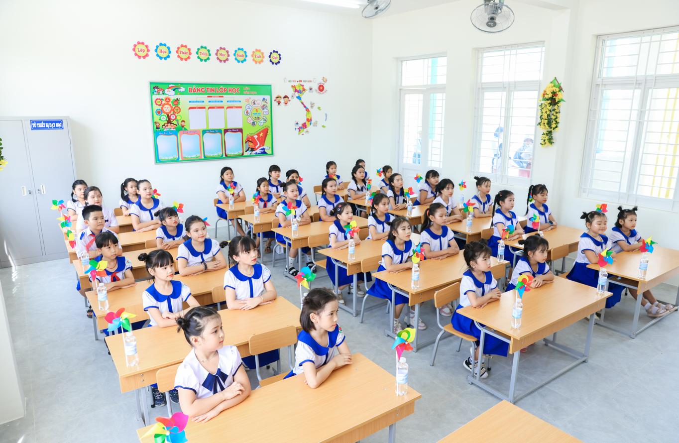 H&ograve;a Ph&aacute;t b&agrave;n giao ng&ocirc;i trường trị gi&aacute; 42 tỷ đồng cho tỉnh Quảng Ng&atilde;i- Ảnh 3.