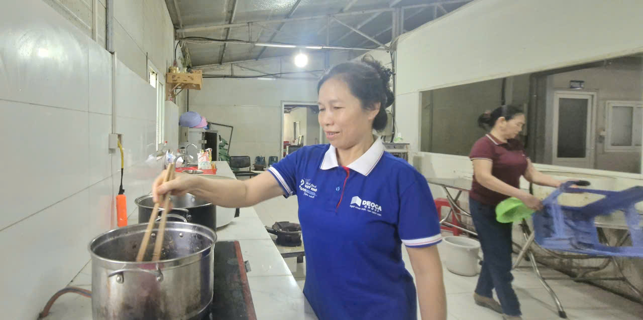 Cả nhà cùng thi công hầm Đông Khê: Giữa công trường vẫn được ăn cơm mẹ nấu- Ảnh 2. Cả nhà cùng thi công hầm Đông Khê: Giữa công trường vẫn được ăn cơm mẹ nấu- Ảnh 2.