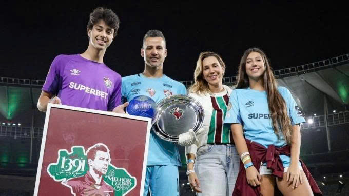 Thủ m&ocirc;n Brazil ph&aacute; kỷ lục b&oacute;ng đ&aacute; thế giới- Ảnh 1.