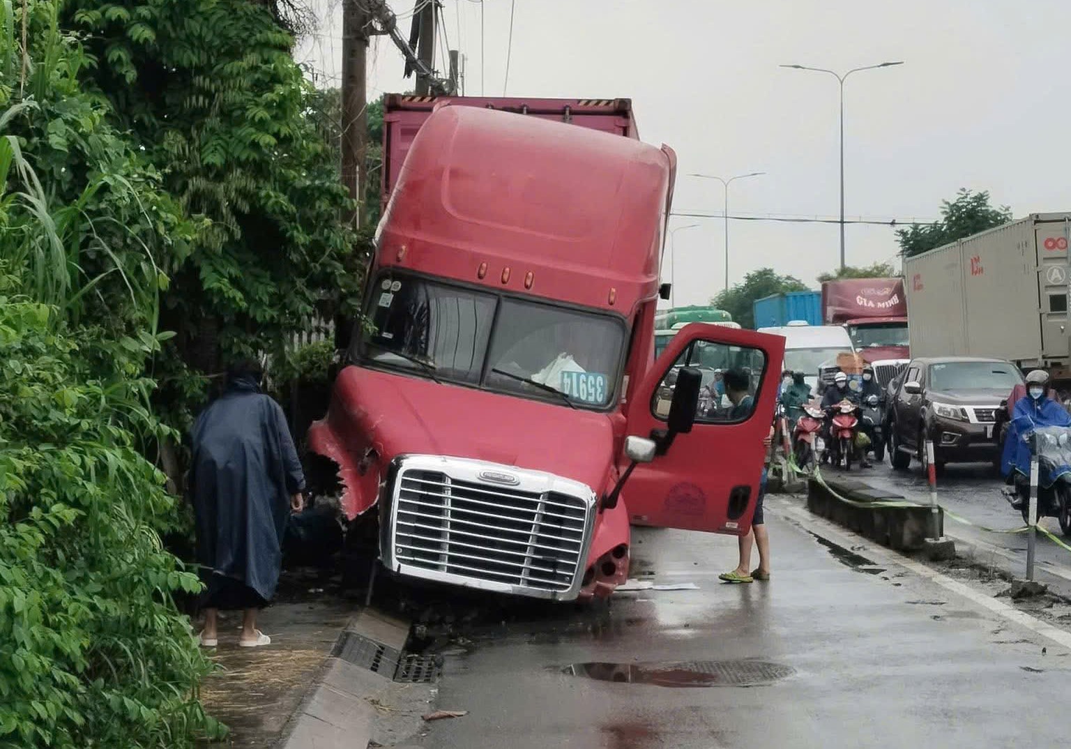 TP.HCM: Xe container c&agrave;y n&aacute;t h&agrave;ng chục m&eacute;t dải ph&acirc;n c&aacute;ch, rớt b&aacute;nh ra ngo&agrave;i- Ảnh 1.