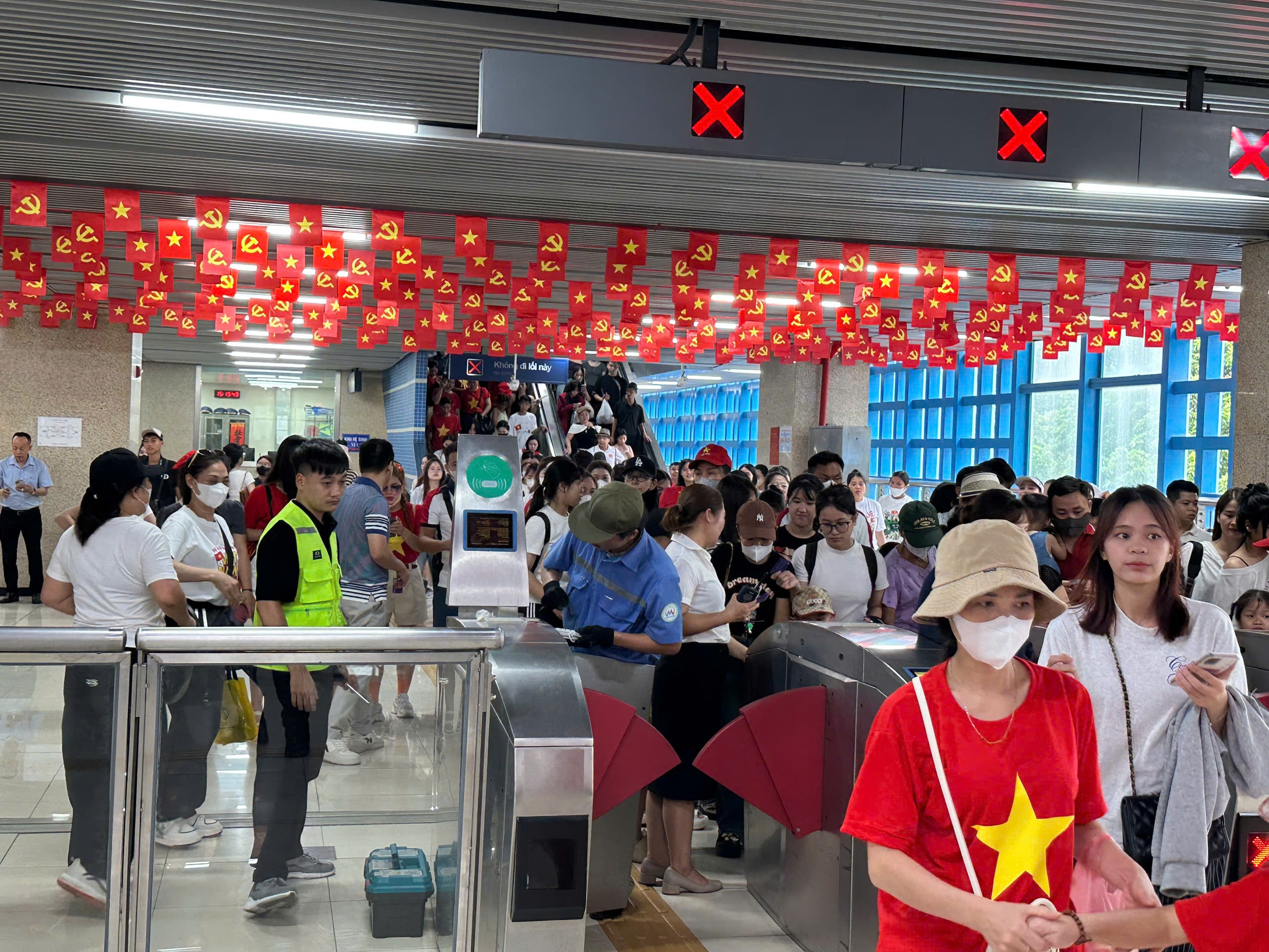 T&agrave;u C&aacute;t Linh - H&agrave; Đ&ocirc;ng k&iacute;n chỗ, h&agrave;nh kh&aacute;ch nườm nượp đi xem hợp luyện diễu binh- Ảnh 6.