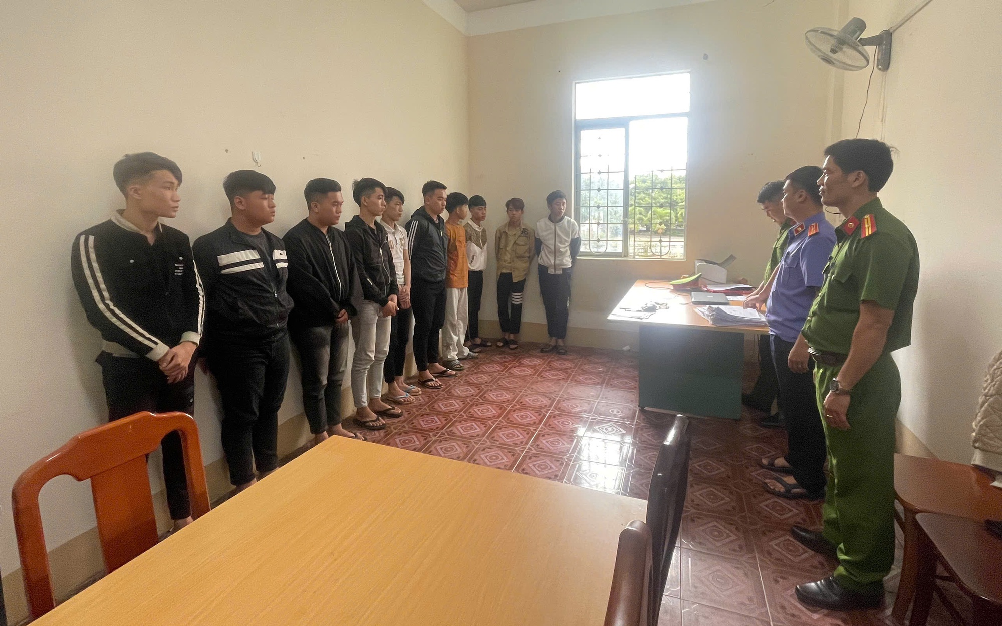 Gia Lai: Khởi tố 11 đối tượng mang hung kh&iacute; rượt đuổi nhau giữa phố