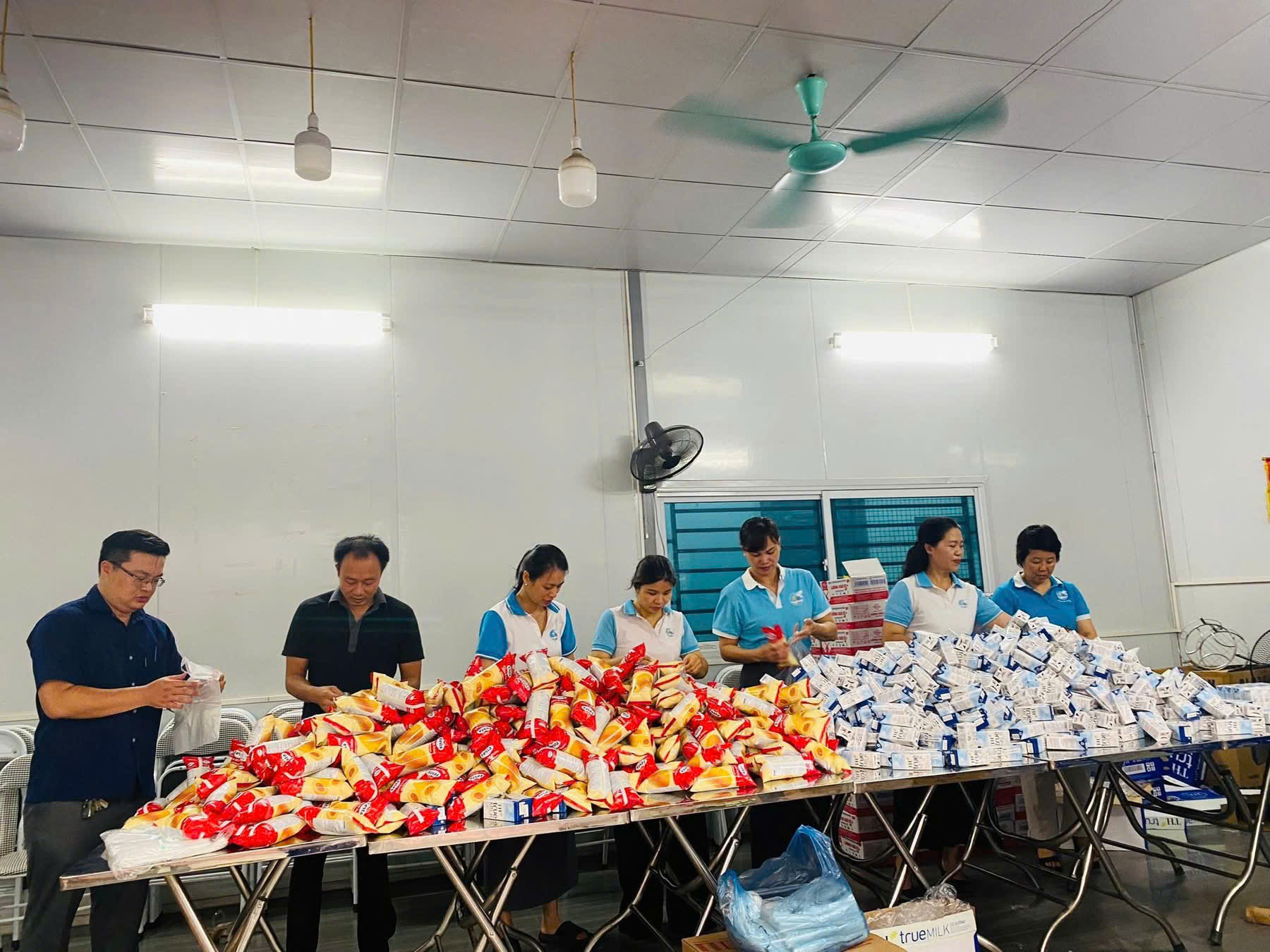 Phụ nữ Thủ đ&ocirc; ph&aacute;t nước, đồ ăn miễn ph&iacute; cho b&agrave; con xem hợp luyện diễu binh 2/9- Ảnh 19.