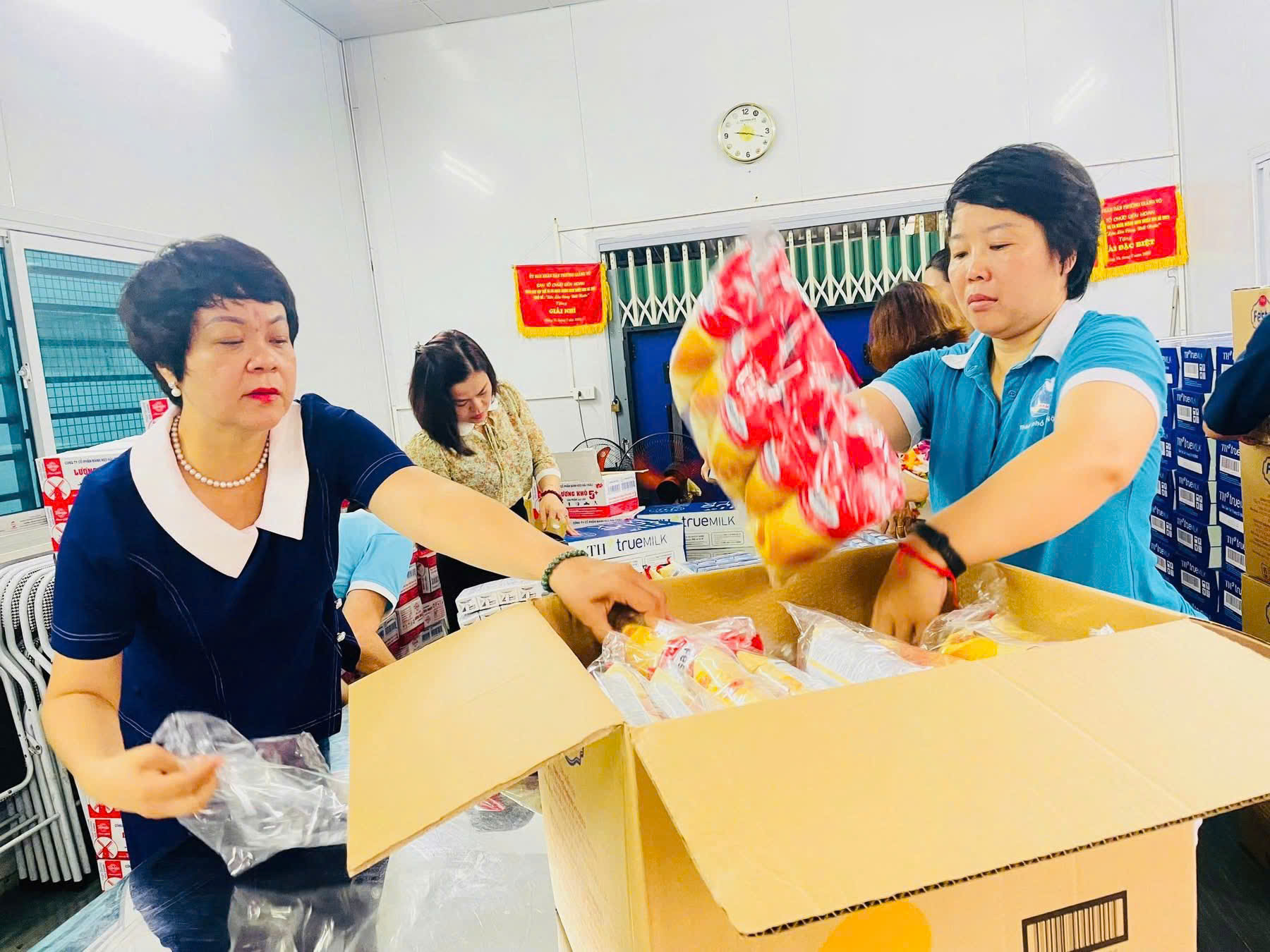 Phụ nữ Thủ đ&ocirc; ph&aacute;t nước, đồ ăn miễn ph&iacute; cho b&agrave; con xem hợp luyện diễu binh 2/9- Ảnh 14.
