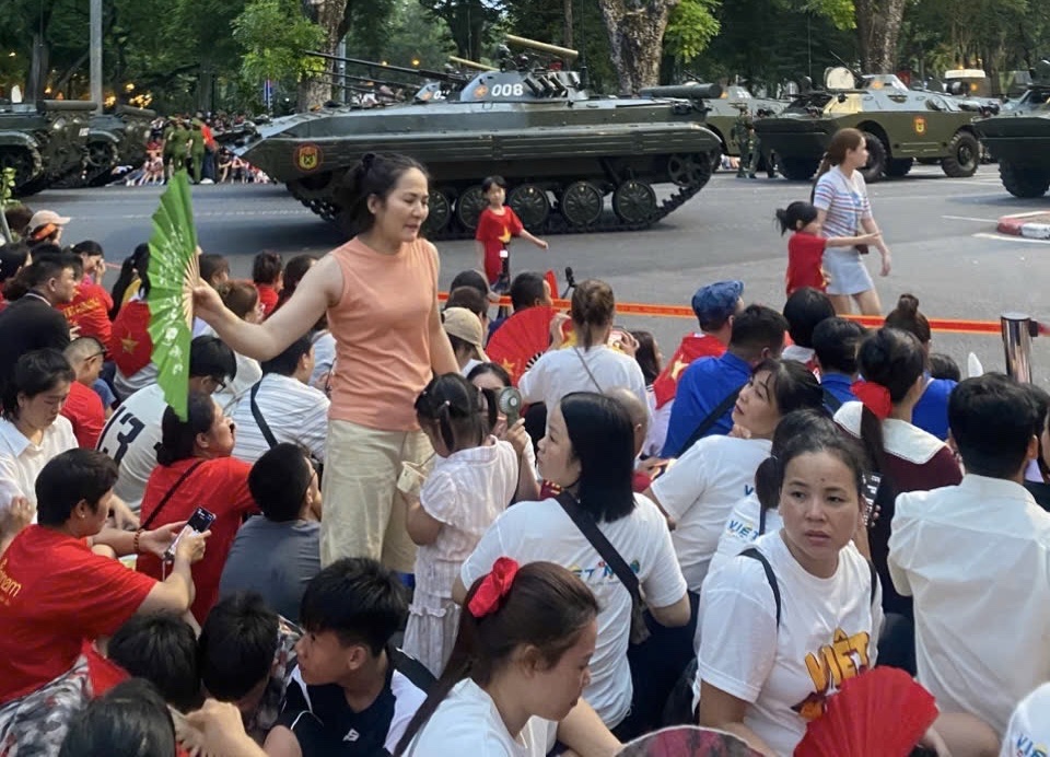 Phụ nữ Thủ đ&ocirc; ph&aacute;t nước, đồ ăn miễn ph&iacute; cho b&agrave; con xem hợp luyện diễu binh 2/9- Ảnh 2.