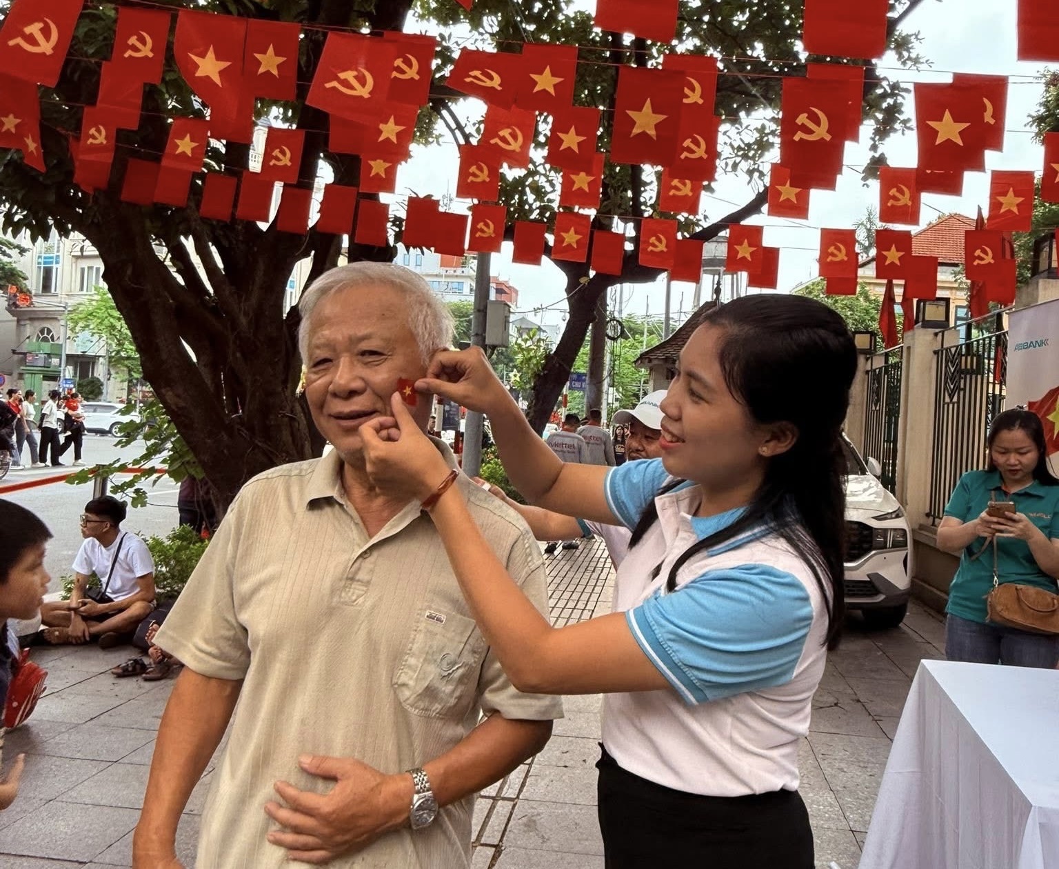 Phụ nữ Thủ đ&ocirc; ph&aacute;t nước, đồ ăn miễn ph&iacute; cho b&agrave; con xem hợp luyện diễu binh 2/9- Ảnh 6.