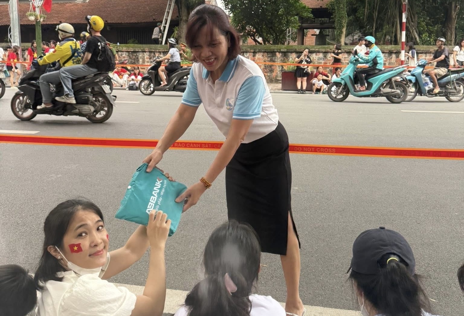 Phụ nữ Thủ đ&ocirc; ph&aacute;t nước, đồ ăn miễn ph&iacute; cho b&agrave; con xem hợp luyện diễu binh 2/9- Ảnh 5.