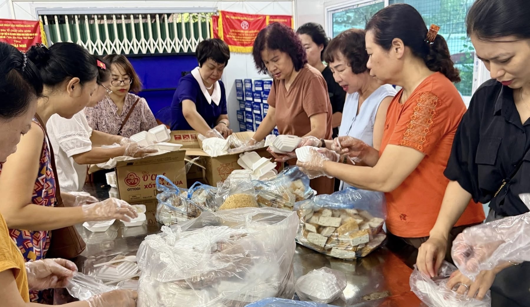 Phụ nữ Thủ đ&ocirc; ph&aacute;t nước, đồ ăn miễn ph&iacute; cho b&agrave; con xem hợp luyện diễu binh 2/9- Ảnh 9.