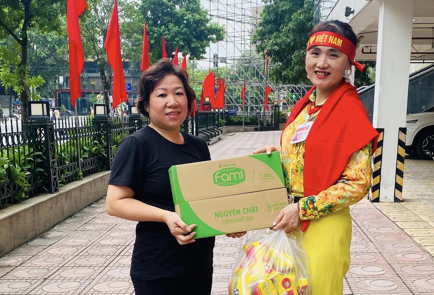 Phụ nữ Thủ đ&ocirc; ph&aacute;t nước, đồ ăn miễn ph&iacute; cho b&agrave; con xem hợp luyện diễu binh 2/9- Ảnh 16.