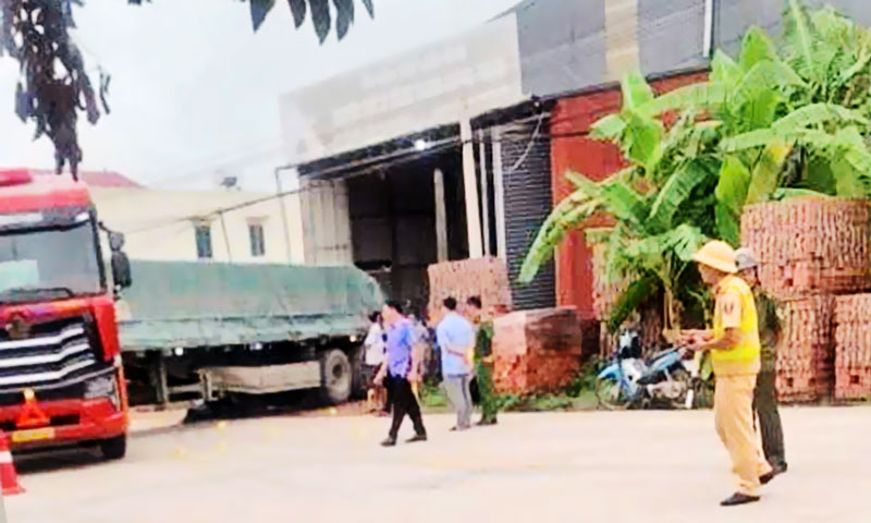 Hiện trường vụ tai nạn khiến nam thanh niên thiệt mạng. Hiện trường vụ tai nạn khiến nam thanh niên thiệt mạng.