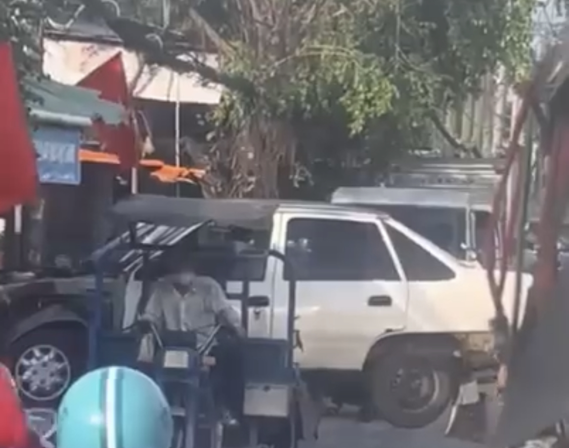 CSGT TP.HCM x&aacute;c minh vụ xe ba g&aacute;c chở &ocirc; t&ocirc; 4 chỗ g&acirc;y cản trở giao th&ocirc;ng- Ảnh 1.