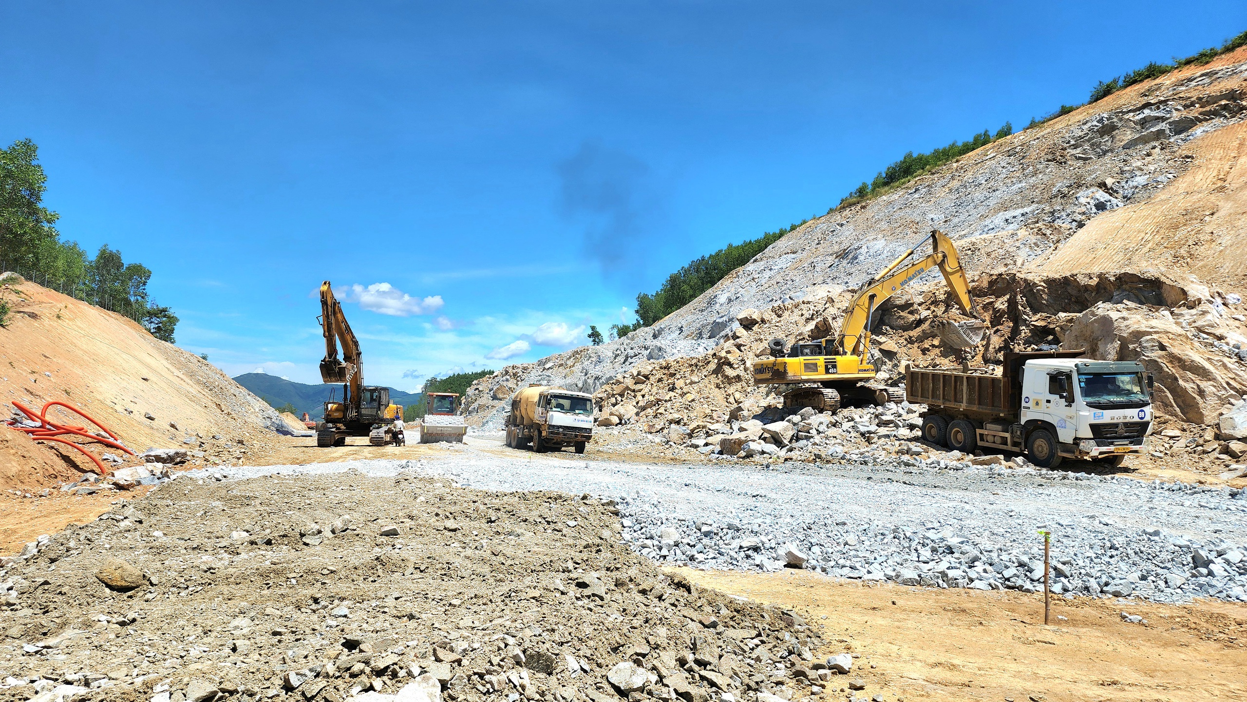 Th&ocirc;ng điểm nghẽn mặt bằng, nh&agrave; thầu tăng tốc thi c&ocirc;ng cao tốc qua Quảng Ng&atilde;i- Ảnh 5.