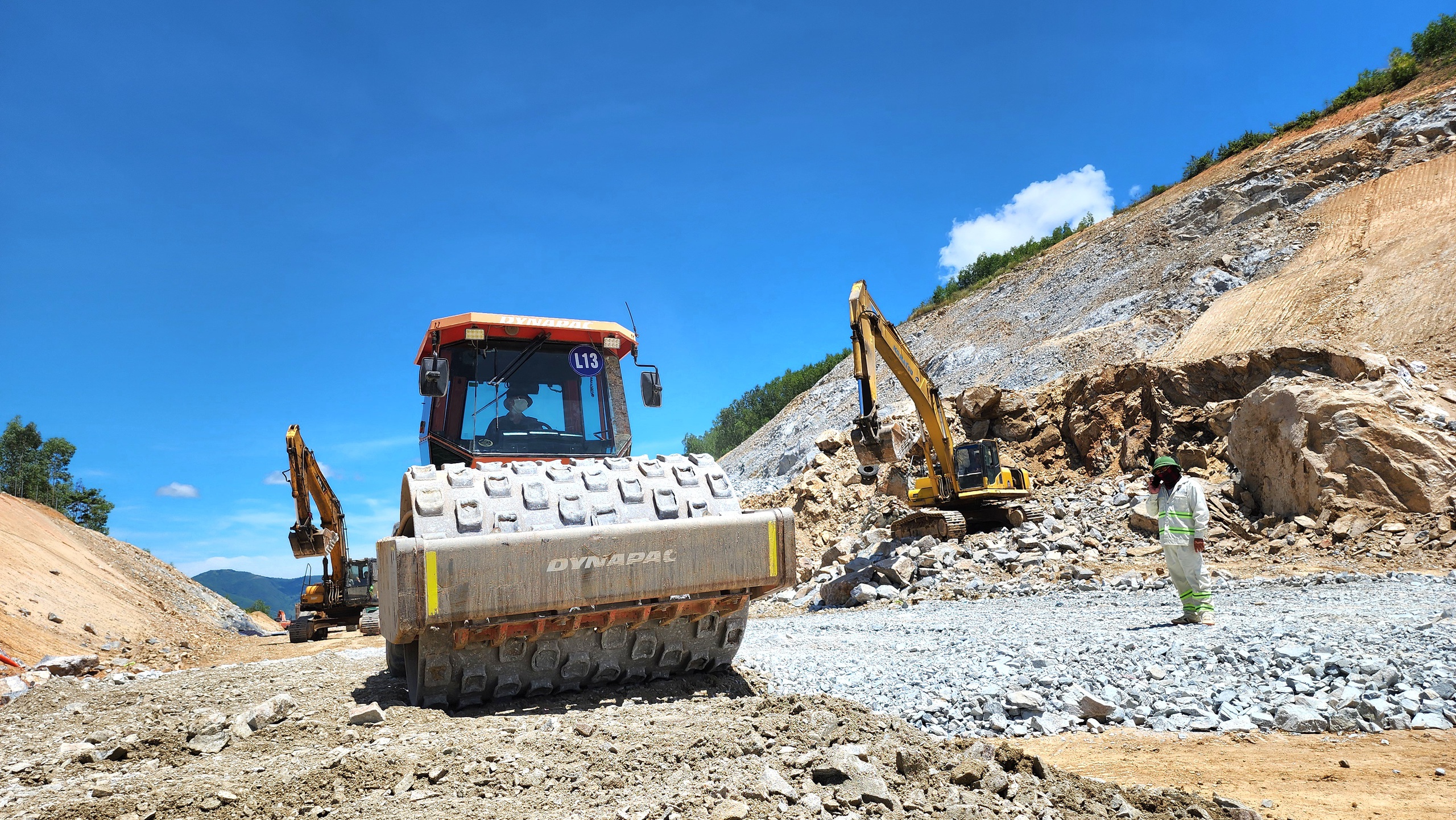 Th&ocirc;ng điểm nghẽn mặt bằng, nh&agrave; thầu tăng tốc thi c&ocirc;ng cao tốc qua Quảng Ng&atilde;i- Ảnh 1.