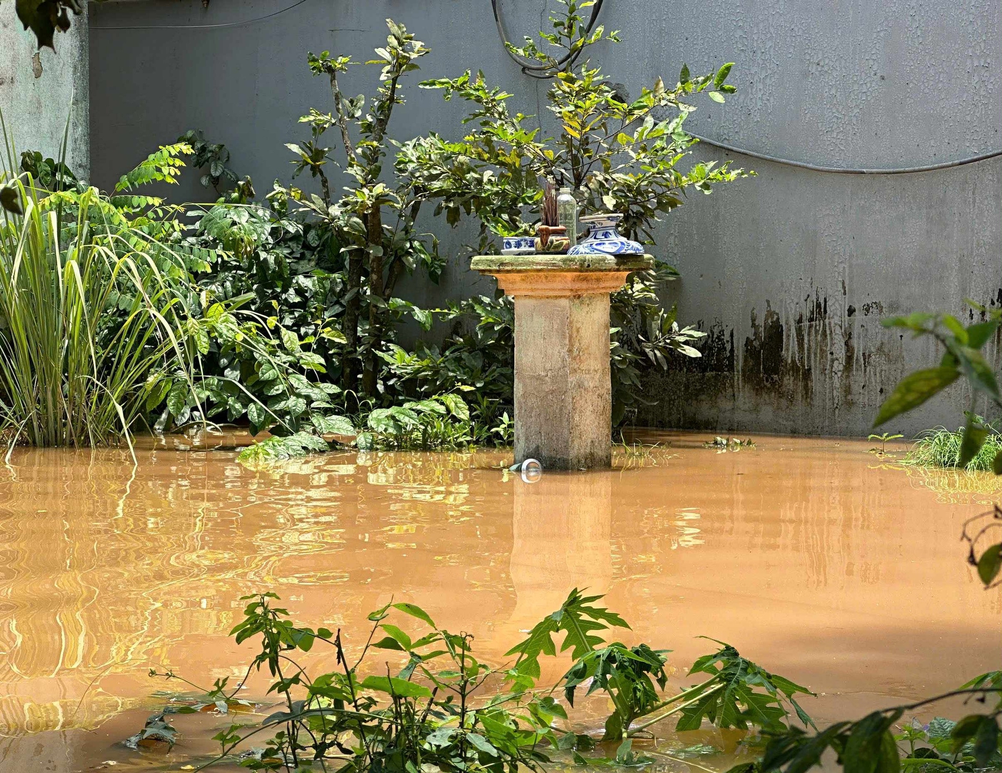 Lũ đổ về khiến h&agrave;ng trăm nh&agrave; d&acirc;n ngập s&acirc;u cả m&eacute;t, cao tốc qua Đồng Nai ảnh hưởng nặng- Ảnh 11.