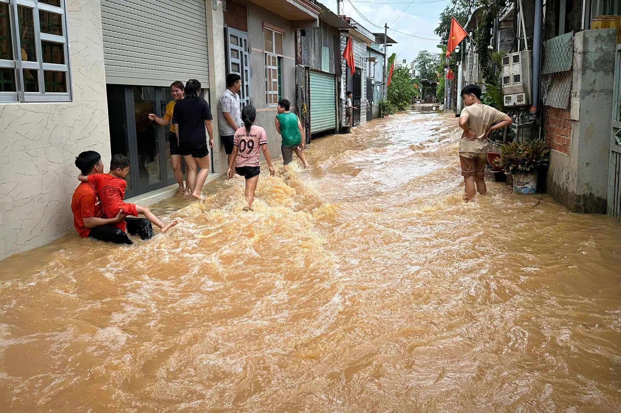 Lũ đổ về khiến h&agrave;ng trăm nh&agrave; d&acirc;n ngập s&acirc;u cả m&eacute;t, cao tốc qua Đồng Nai ảnh hưởng nặng- Ảnh 12.