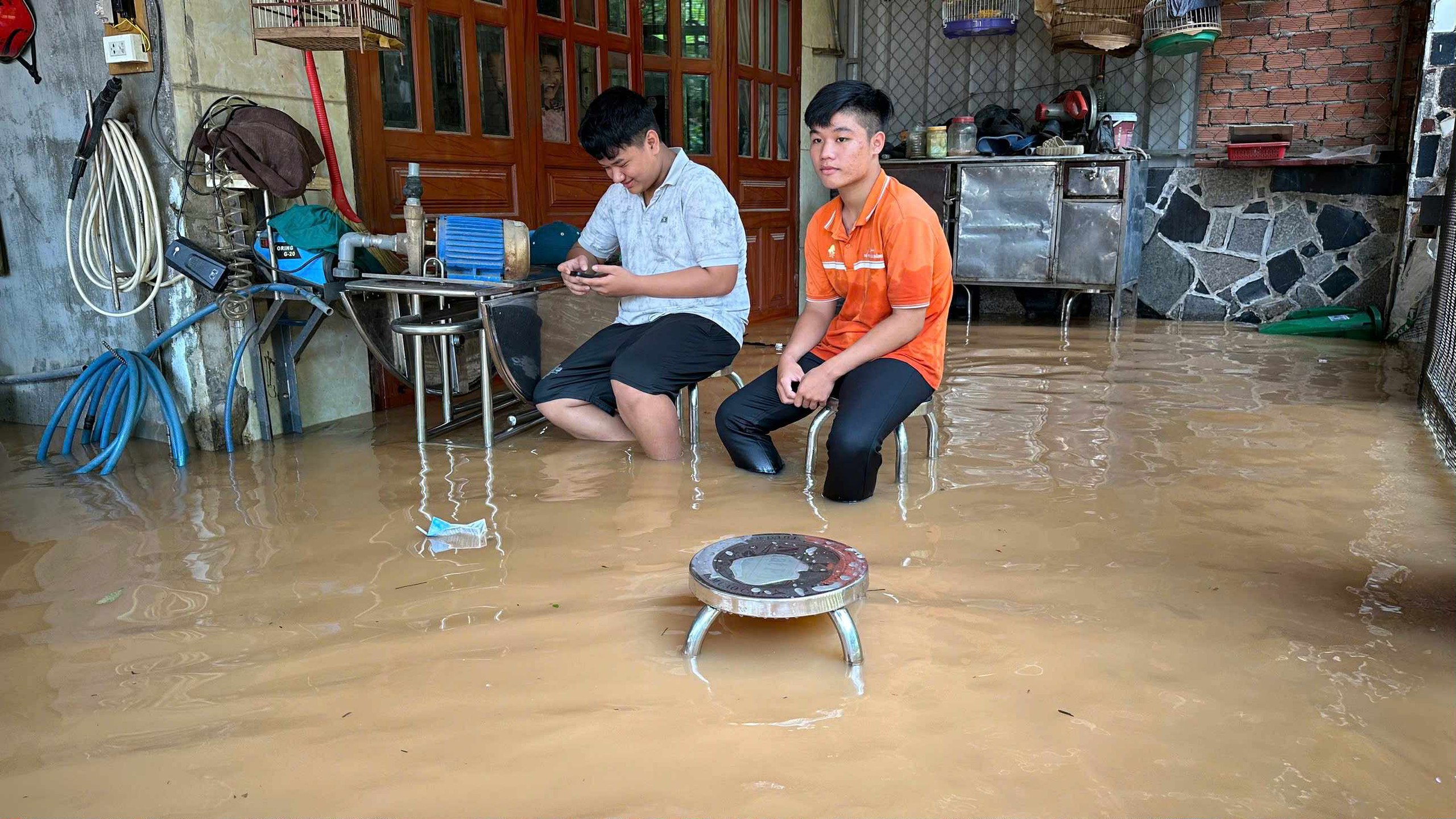Lũ đổ về khiến h&agrave;ng trăm nh&agrave; d&acirc;n ngập s&acirc;u cả m&eacute;t, cao tốc qua Đồng Nai ảnh hưởng nặng- Ảnh 10.