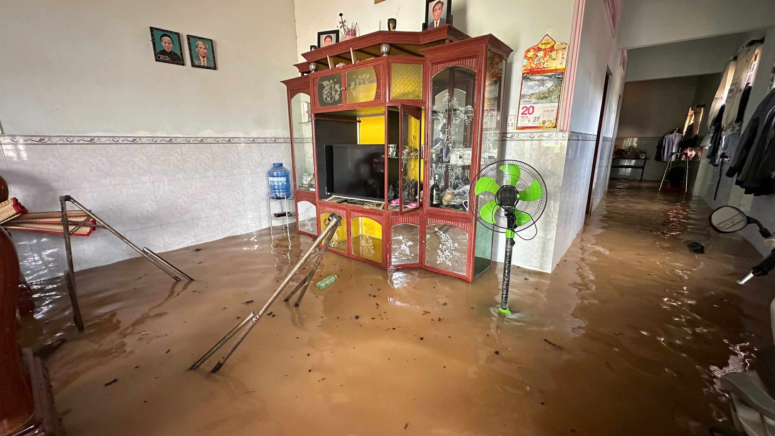 Lũ đổ về khiến h&agrave;ng trăm nh&agrave; d&acirc;n ngập s&acirc;u cả m&eacute;t, cao tốc qua Đồng Nai ảnh hưởng nặng- Ảnh 8.