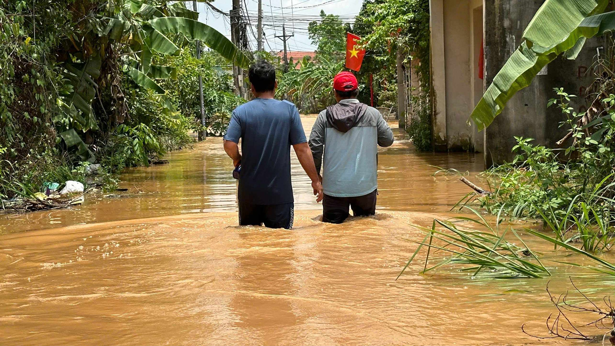 Lũ đổ về khiến h&agrave;ng trăm nh&agrave; d&acirc;n ngập s&acirc;u cả m&eacute;t, cao tốc qua Đồng Nai ảnh hưởng nặng- Ảnh 3.