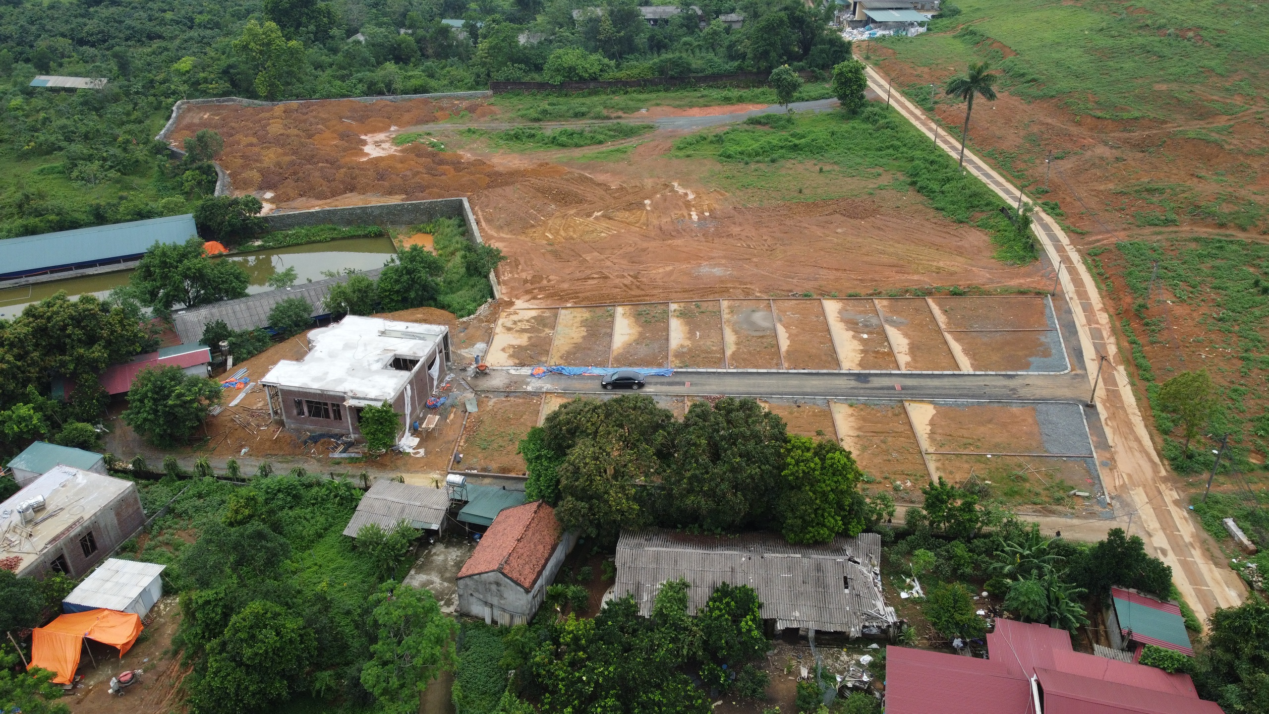 Hà Nội: "Cò" tung tin Tập đoàn T&T đầu tư dự án để "thổi" giá, bán đất Hòa Lạc- Ảnh 1. Hà Nội: "Cò" tung tin Tập đoàn T&T đầu tư dự án để "thổi" giá, bán đất Hòa Lạc- Ảnh 1.