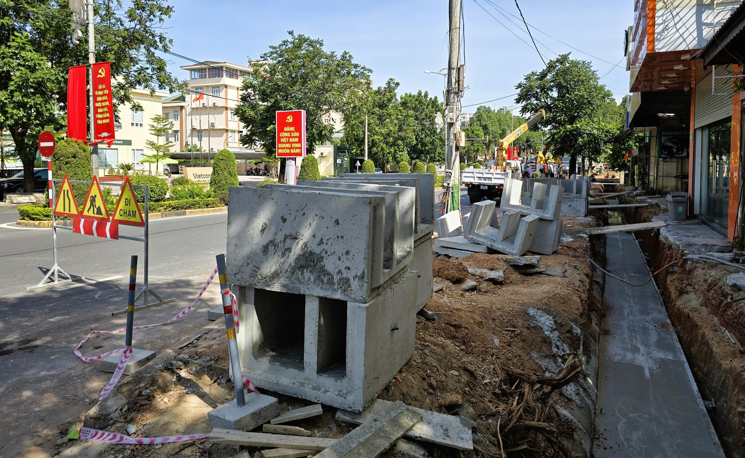 Quảng Trị: Dự &aacute;n trăm tỷ đồng cải tạo vỉa h&egrave; đường H&ugrave;ng Vương đang triển khai thế n&agrave;o?- Ảnh 1.