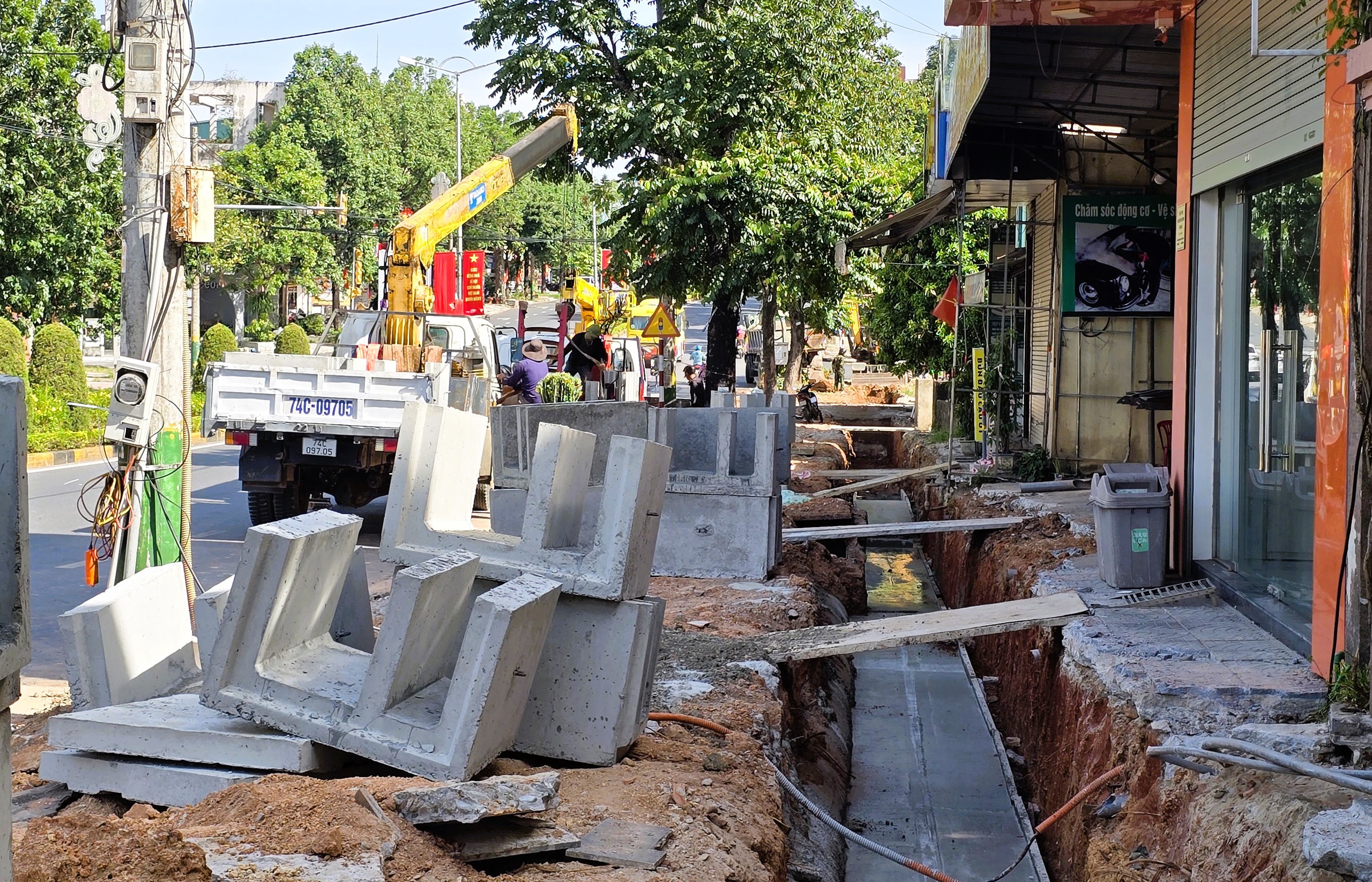 Quảng Trị: Dự &aacute;n trăm tỷ đồng cải tạo vỉa h&egrave; đường H&ugrave;ng Vương đang triển khai thế n&agrave;o?- Ảnh 11.