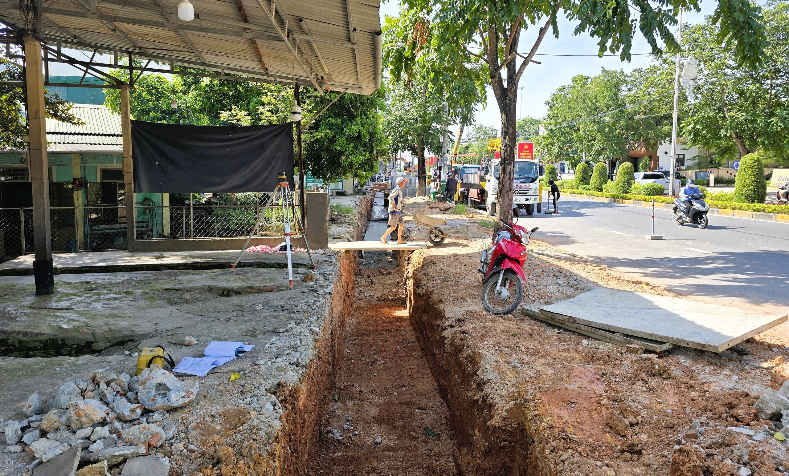 Quảng Trị: Dự &aacute;n trăm tỷ đồng cải tạo vỉa h&egrave; đường H&ugrave;ng Vương đang triển khai thế n&agrave;o?- Ảnh 2.