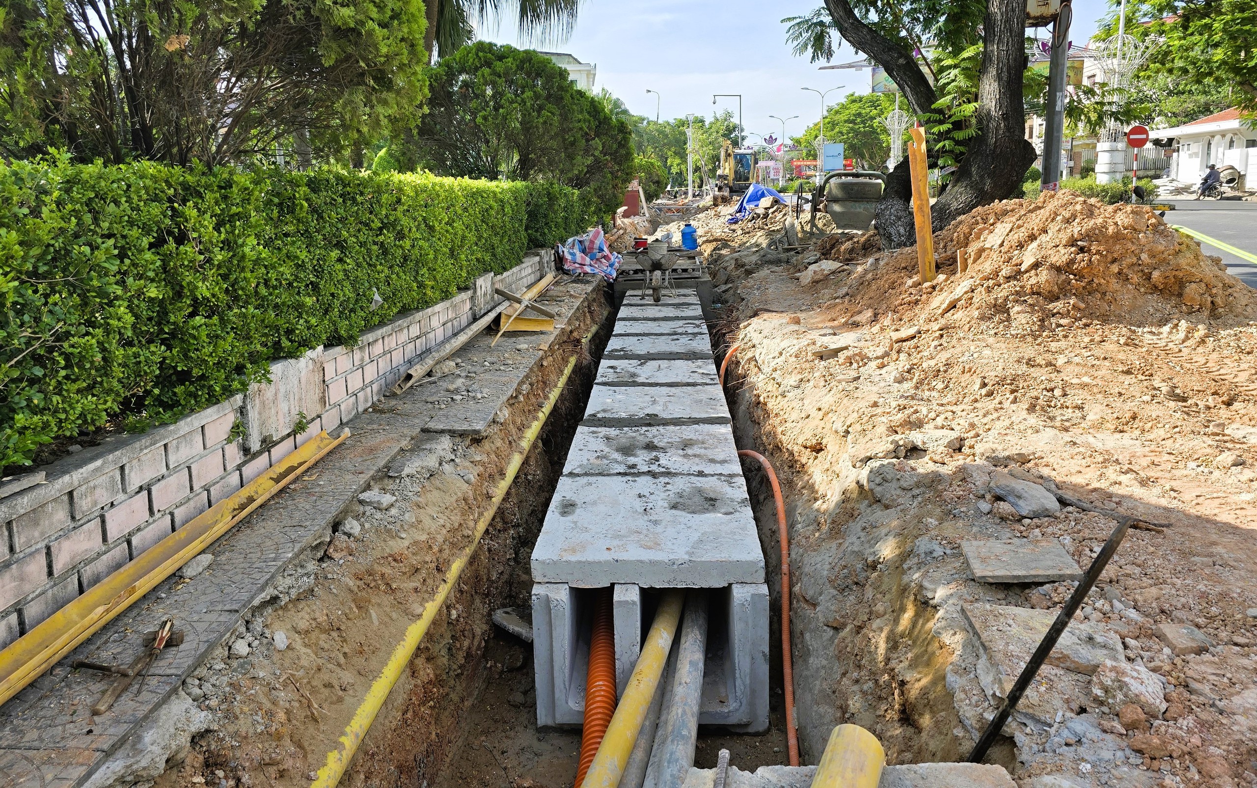Quảng Trị: Dự &aacute;n trăm tỷ đồng cải tạo vỉa h&egrave; đường H&ugrave;ng Vương đang triển khai thế n&agrave;o?- Ảnh 3.