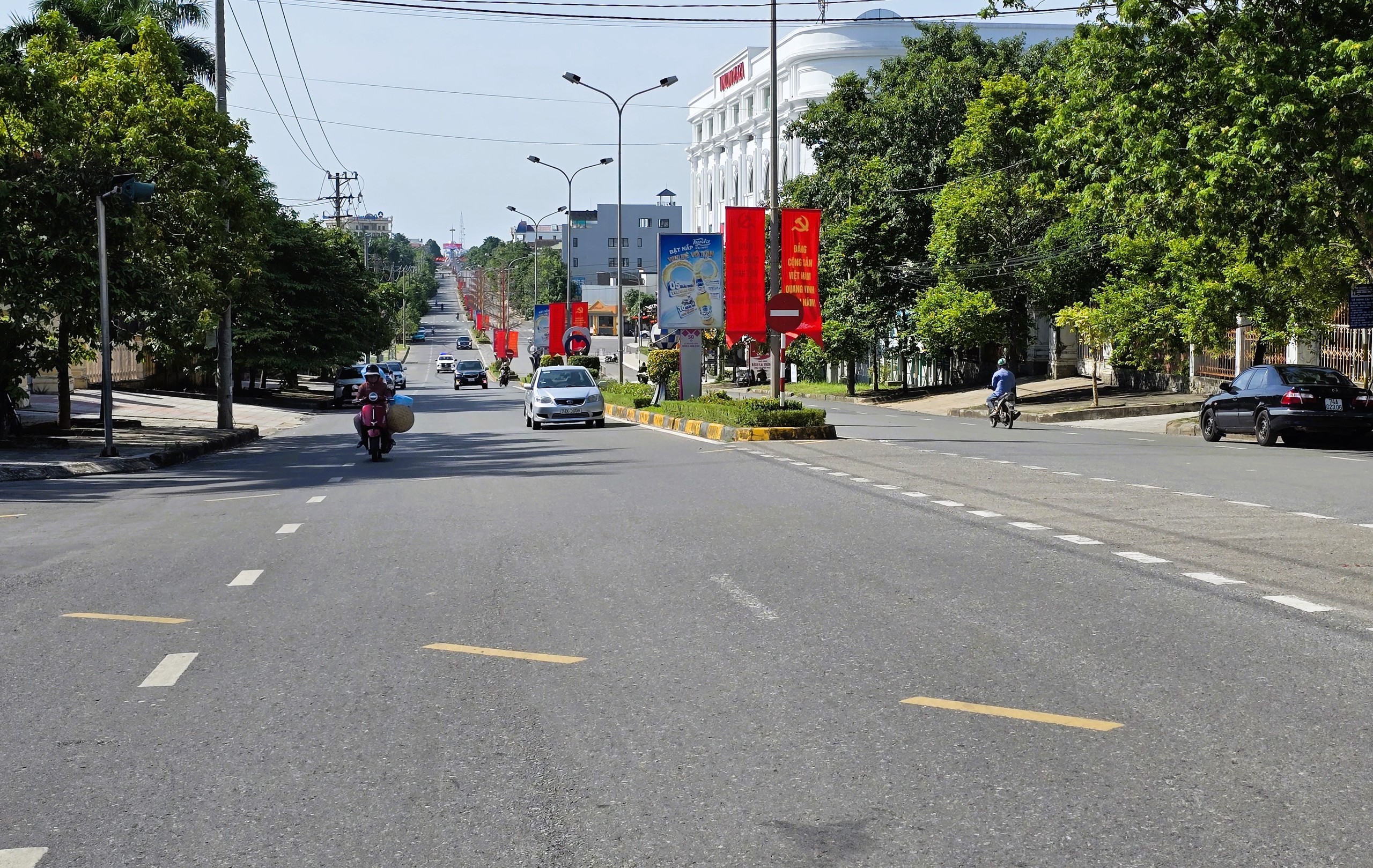 Quảng Trị: Dự &aacute;n trăm tỷ đồng cải tạo vỉa h&egrave; đường H&ugrave;ng Vương đang triển khai thế n&agrave;o?- Ảnh 4.