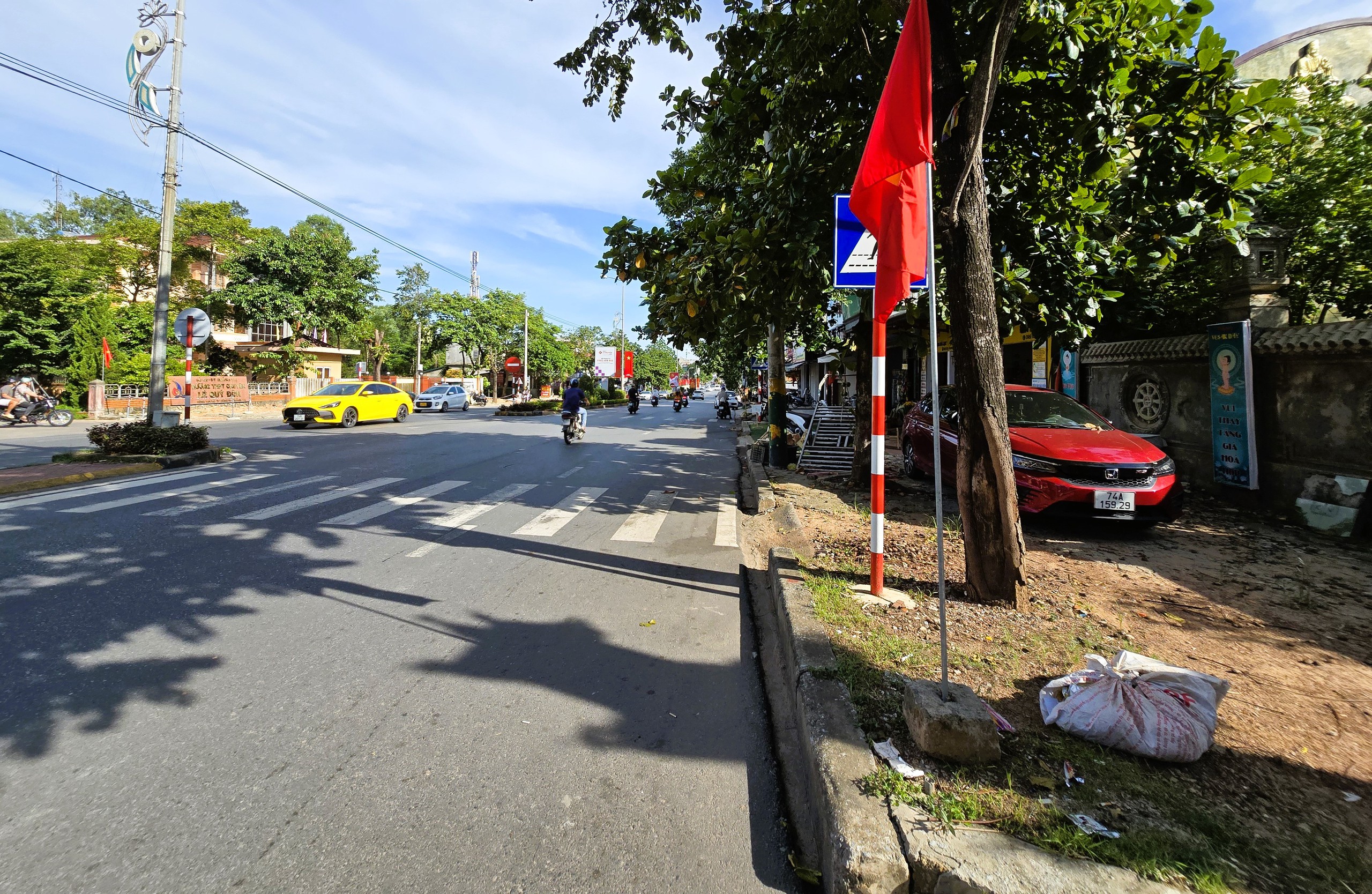 Quảng Trị: Dự &aacute;n trăm tỷ đồng cải tạo vỉa h&egrave; đường H&ugrave;ng Vương đang triển khai thế n&agrave;o?- Ảnh 6.