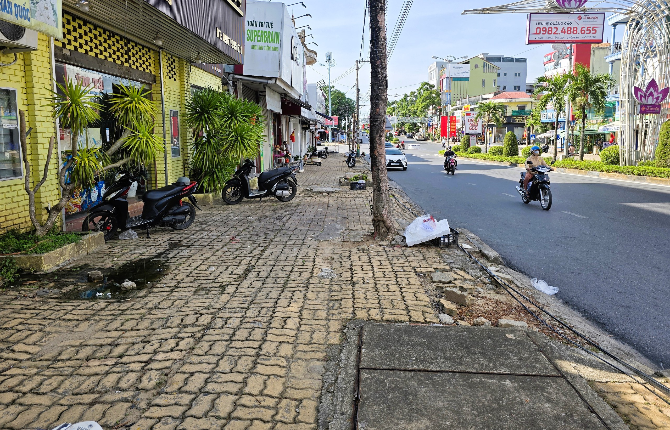 Quảng Trị: Dự &aacute;n trăm tỷ đồng cải tạo vỉa h&egrave; đường H&ugrave;ng Vương đang triển khai thế n&agrave;o?- Ảnh 8.