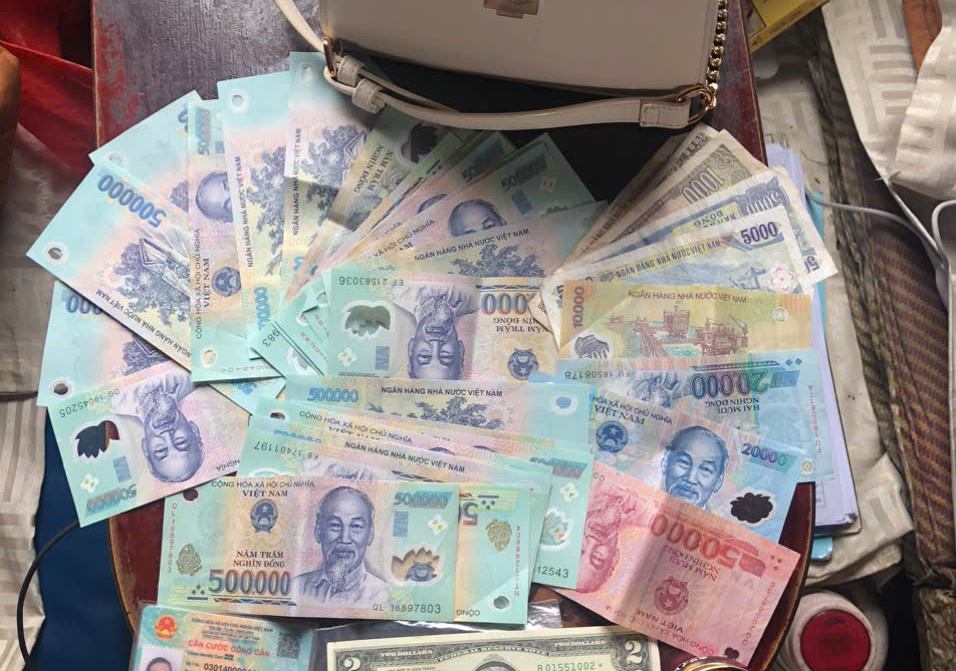 Niềm vui bất ngờ của cụ b&agrave; khi nhận lại t&agrave;i sản bỏ qu&ecirc;n tr&ecirc;n chuyến t&agrave;u Bắc - Nam- Ảnh 2.