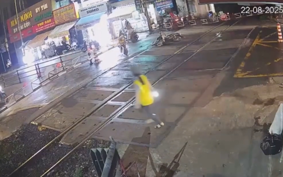 Thanh ni&ecirc;n ph&oacute;ng xe m&aacute;y t&ocirc;ng sập barie đường ngang khi t&agrave;u hỏa đang lao đến