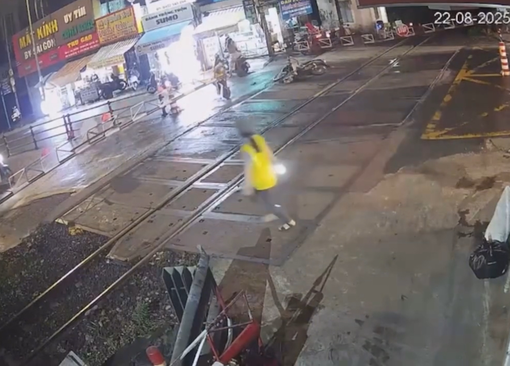 Thanh ni&ecirc;n ph&oacute;ng xe m&aacute;y t&ocirc;ng sập barie đường ngang khi t&agrave;u hỏa đang lao đến- Ảnh 1.