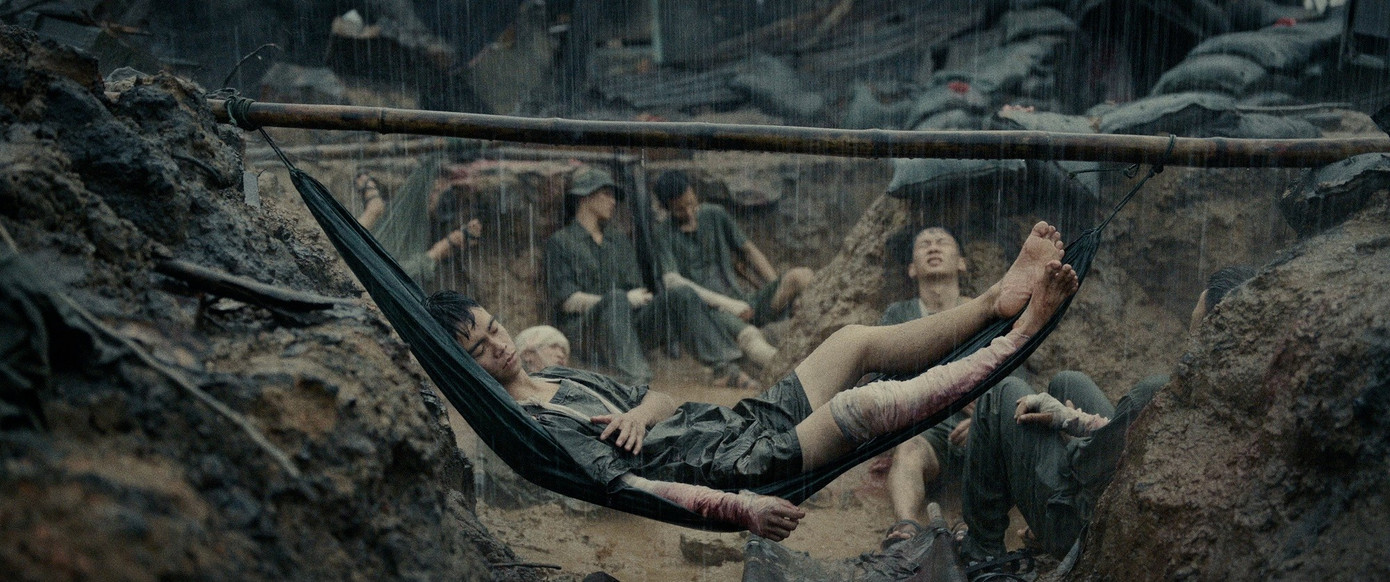 Phim "Mưa đỏ" gây sốt trong ngày đầu ra rạp- Ảnh 5. Phim "Mưa đỏ" gây sốt trong ngày đầu ra rạp- Ảnh 5.