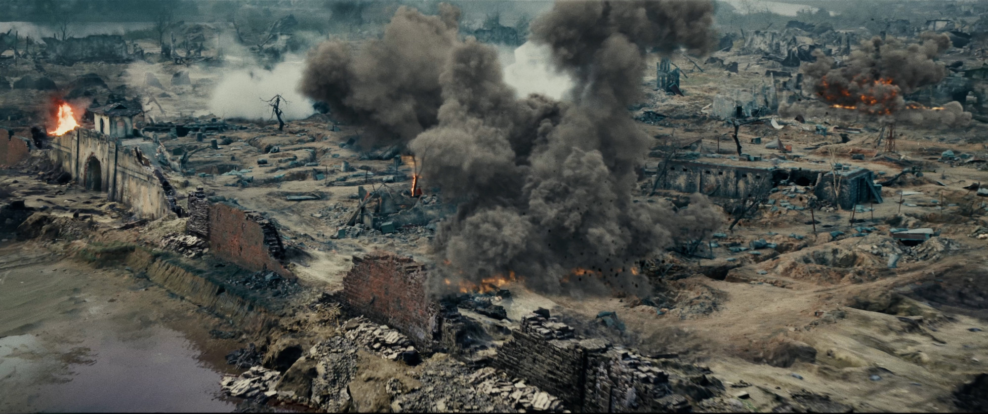 Phim "Mưa đỏ" gây sốt trong ngày đầu ra rạp- Ảnh 7. Phim "Mưa đỏ" gây sốt trong ngày đầu ra rạp- Ảnh 7.