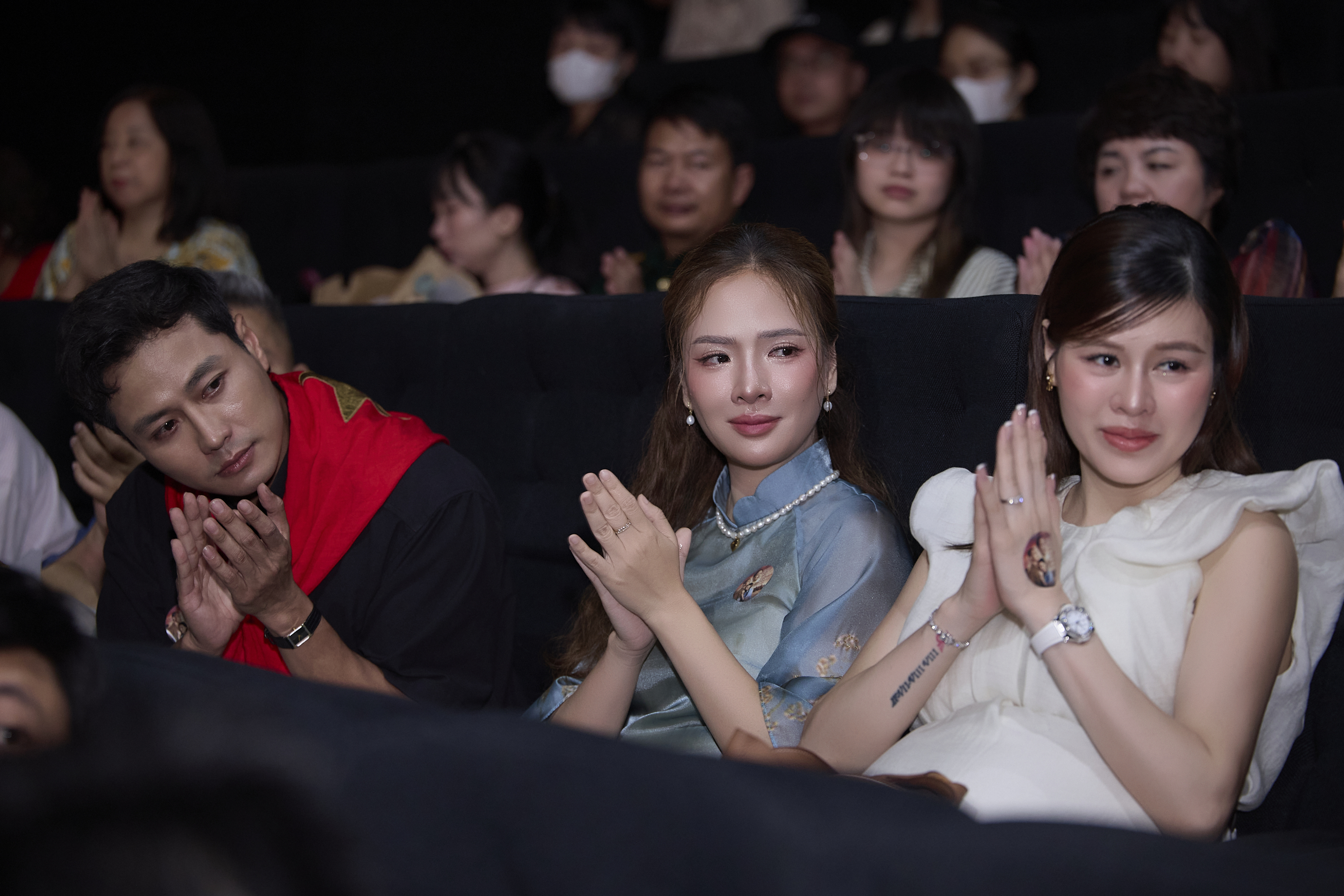 H&ograve;a Minzy kh&oacute;c nức nở trong buổi ra mắt MV Nỗi đau giữa h&ograve;a b&igrave;nh- Ảnh 5.