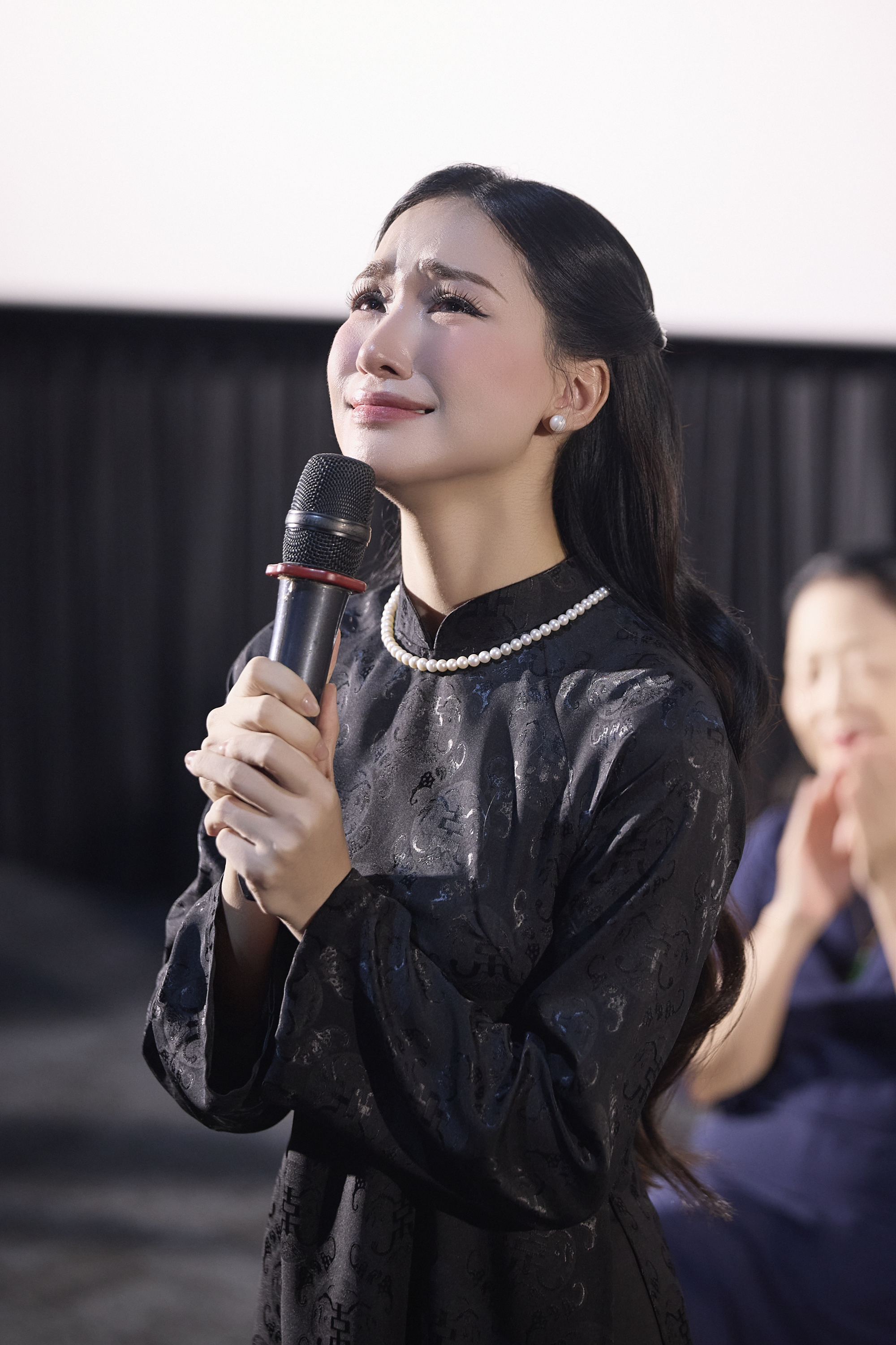 H&ograve;a Minzy kh&oacute;c nức nở trong buổi ra mắt MV Nỗi đau giữa h&ograve;a b&igrave;nh- Ảnh 7.