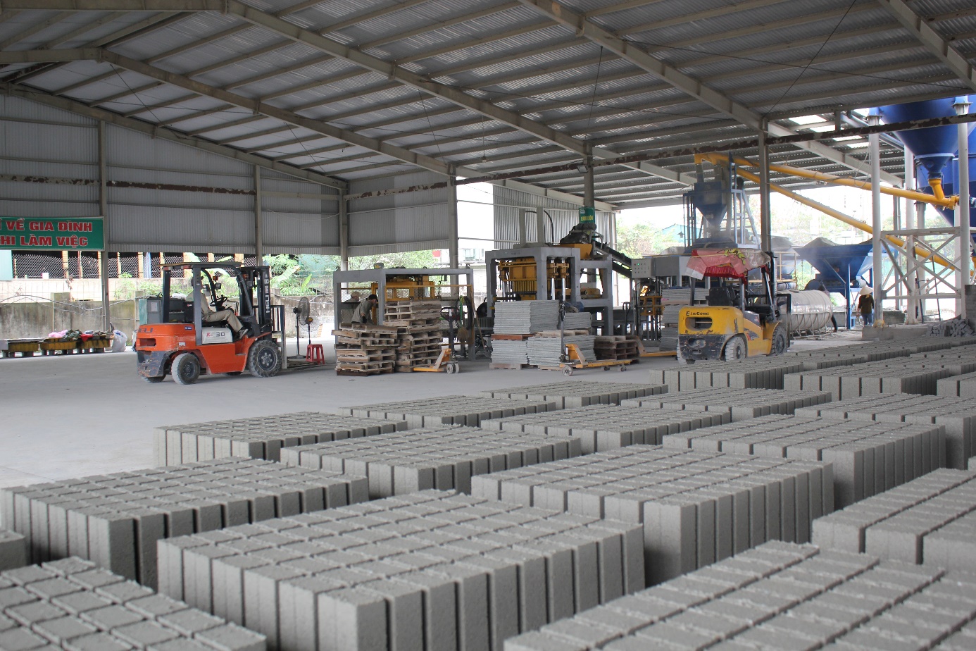 Doanh nghiệp gạch kh&ocirc;ng nung loay hoay t&igrave;m hướng ti&ecirc;u thụ- Ảnh 1.