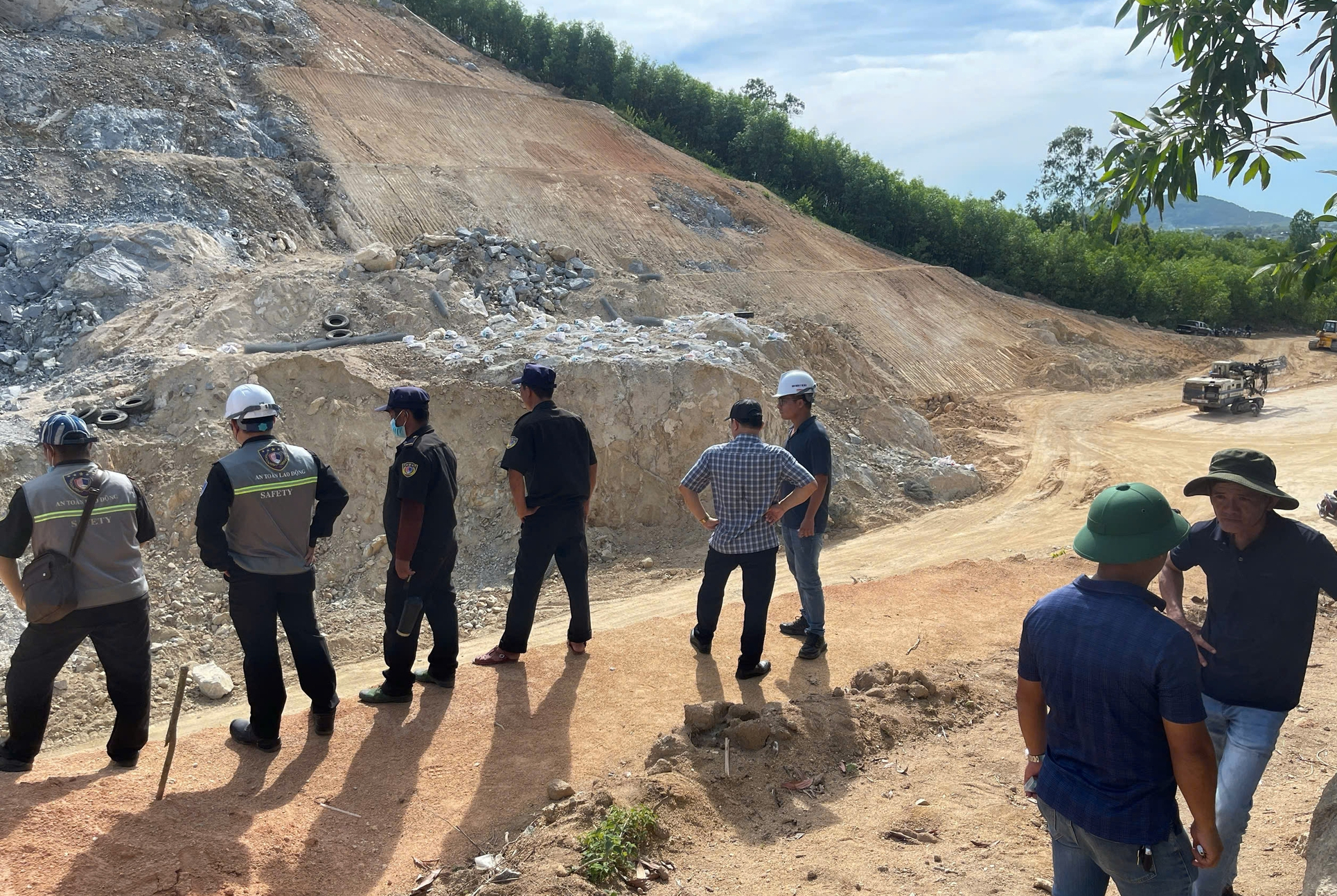 Th&ocirc;ng điểm nghẽn mặt bằng, nh&agrave; thầu tăng tốc thi c&ocirc;ng cao tốc qua Quảng Ng&atilde;i- Ảnh 10.