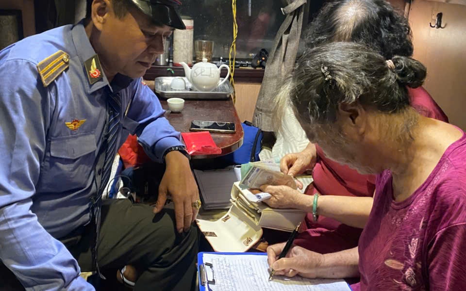 Hai ngày liên tiếp, nhân viên đường sắt giúp hành khách tìm lại tài sản tưởng đã mất- Ảnh 5. Niềm vui bất ngờ của cụ bà khi nhận lại tài sản bỏ quên trên chuyến tàu Bắc - Nam