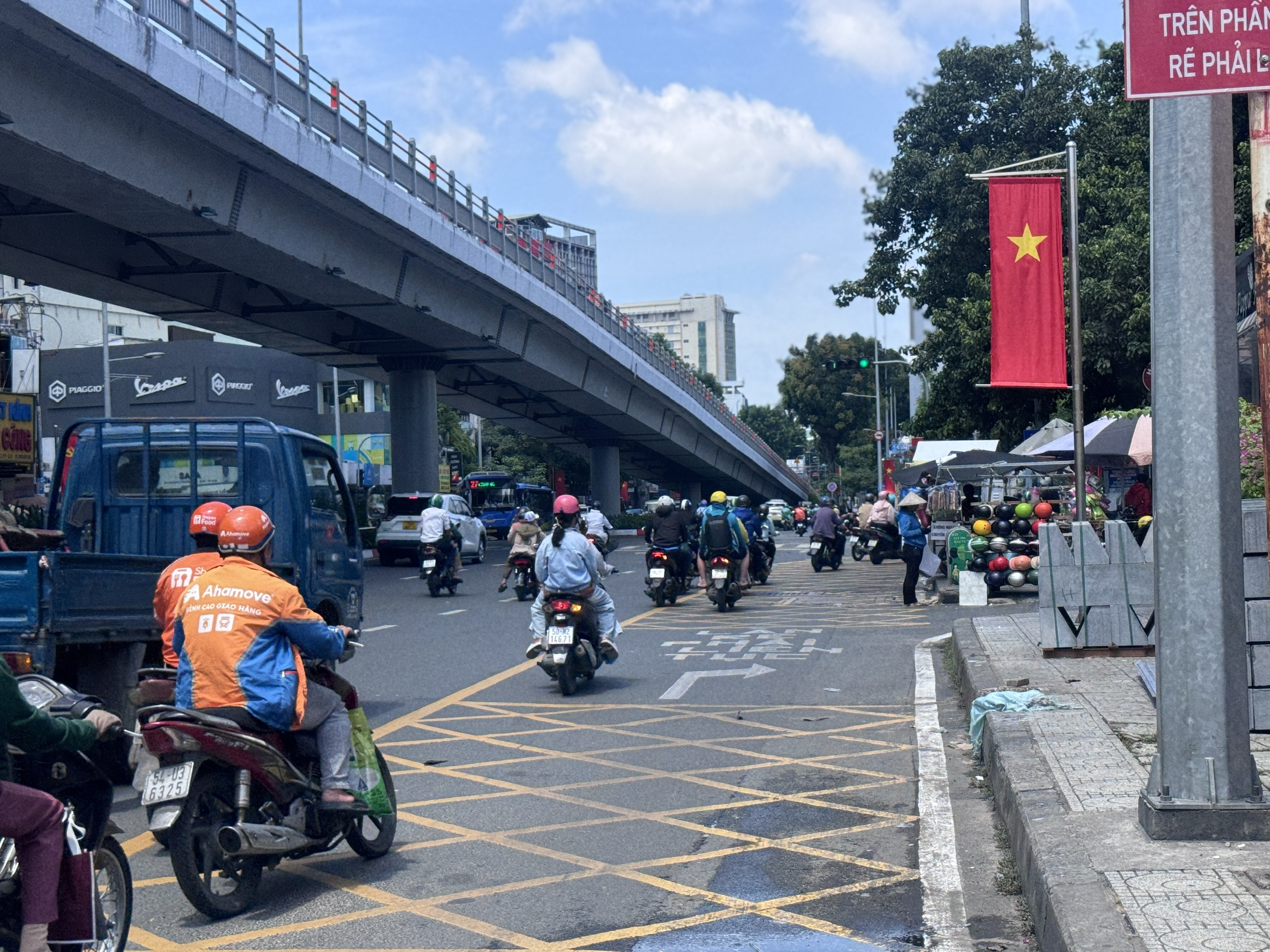 TP.HCM bố tr&iacute; 14 l&agrave;n rẽ phải li&ecirc;n tục, lắp gần 800 đ&egrave;n t&iacute;n hiệu cho xe m&aacute;y- Ảnh 2.