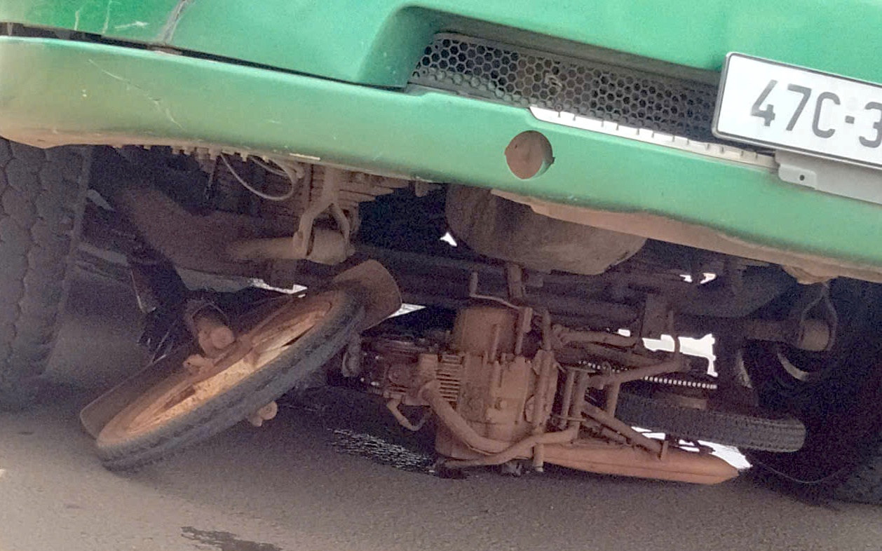 Xe tải cuốn xe m&aacute;y v&agrave;o gầm, người đ&agrave;n &ocirc;ng tử vong thương t&acirc;m