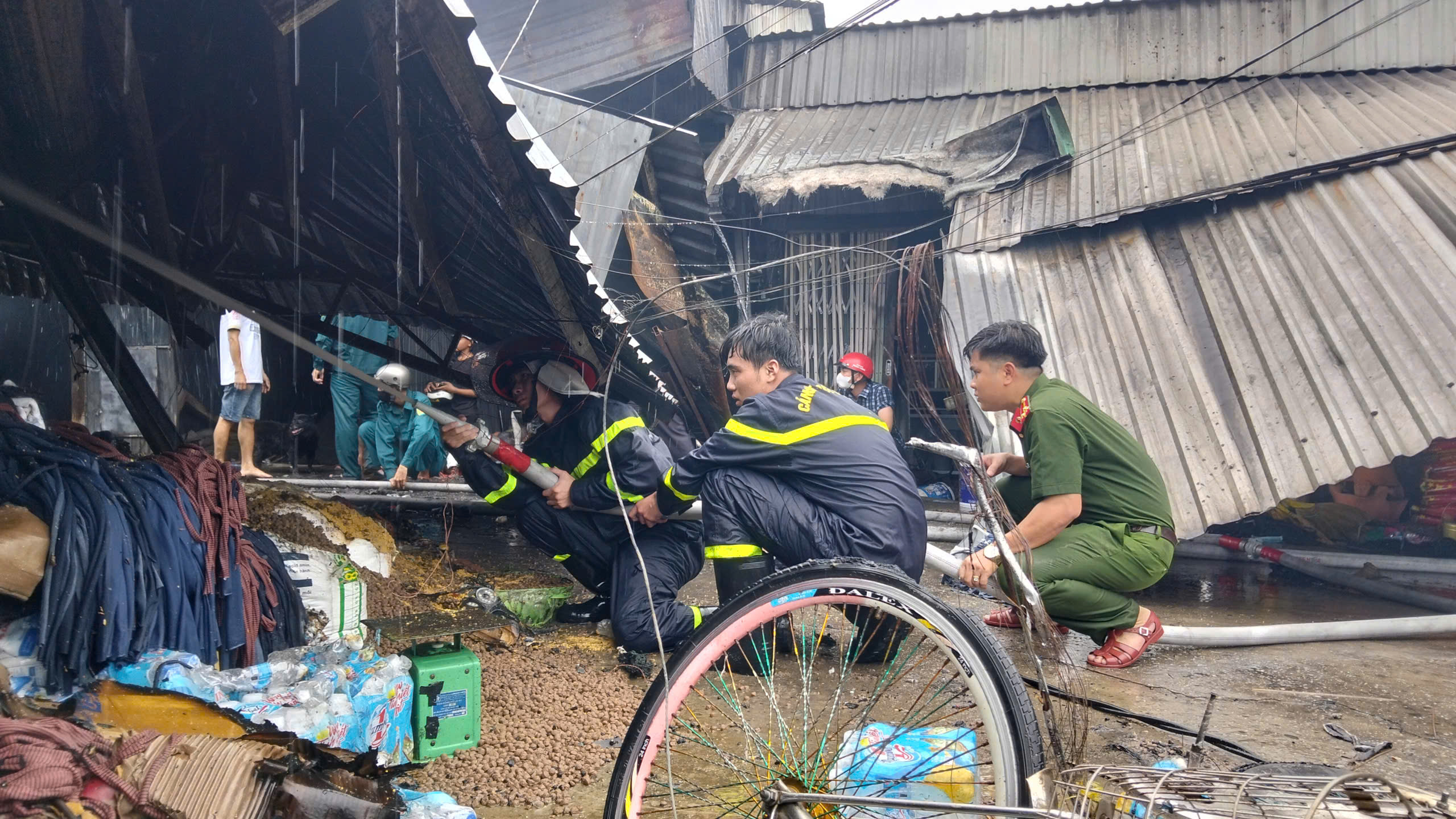 Kịp thời hỗ trợ c&aacute;c hộ d&acirc;n bị thiệt hại trong vụ ch&aacute;y chợ ở C&agrave; Mau- Ảnh 2.