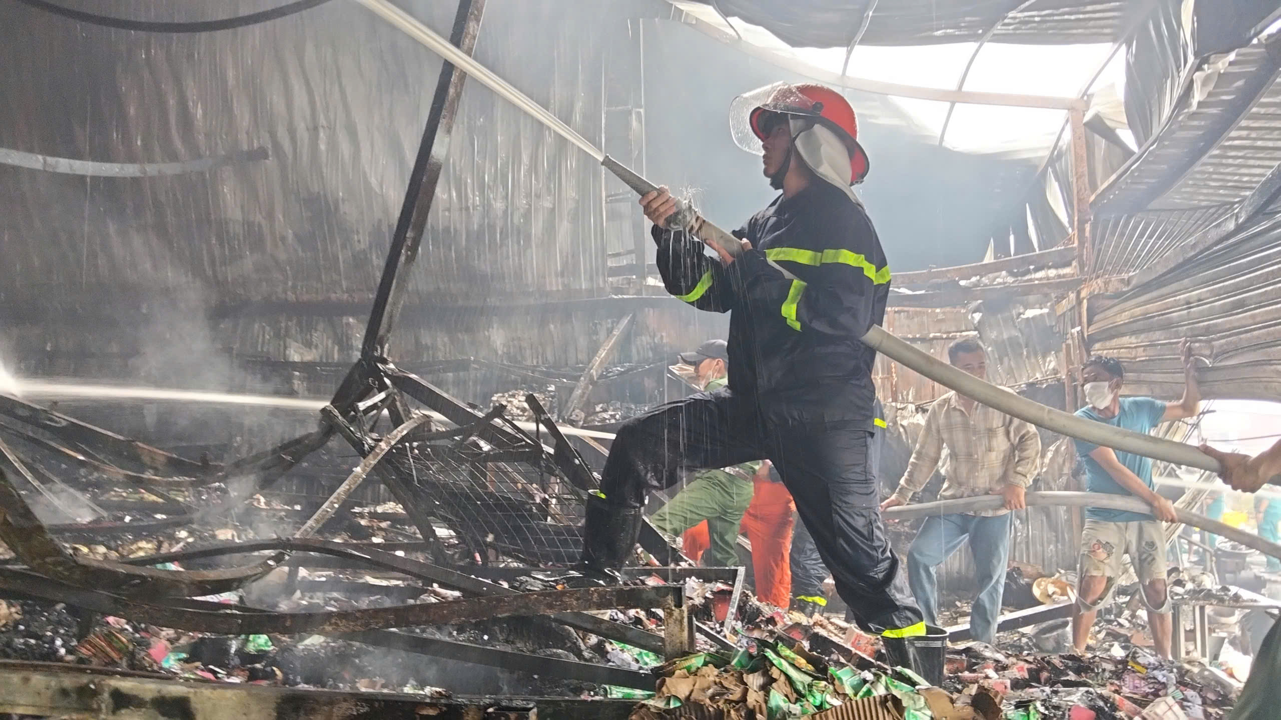 Vụ cháy chợ ở Cà Mau: Các tiểu thương thiệt hại hơn 20 tỷ đồng- Ảnh 1. Vụ cháy chợ ở Cà Mau: Các tiểu thương thiệt hại hơn 20 tỷ đồng- Ảnh 1.