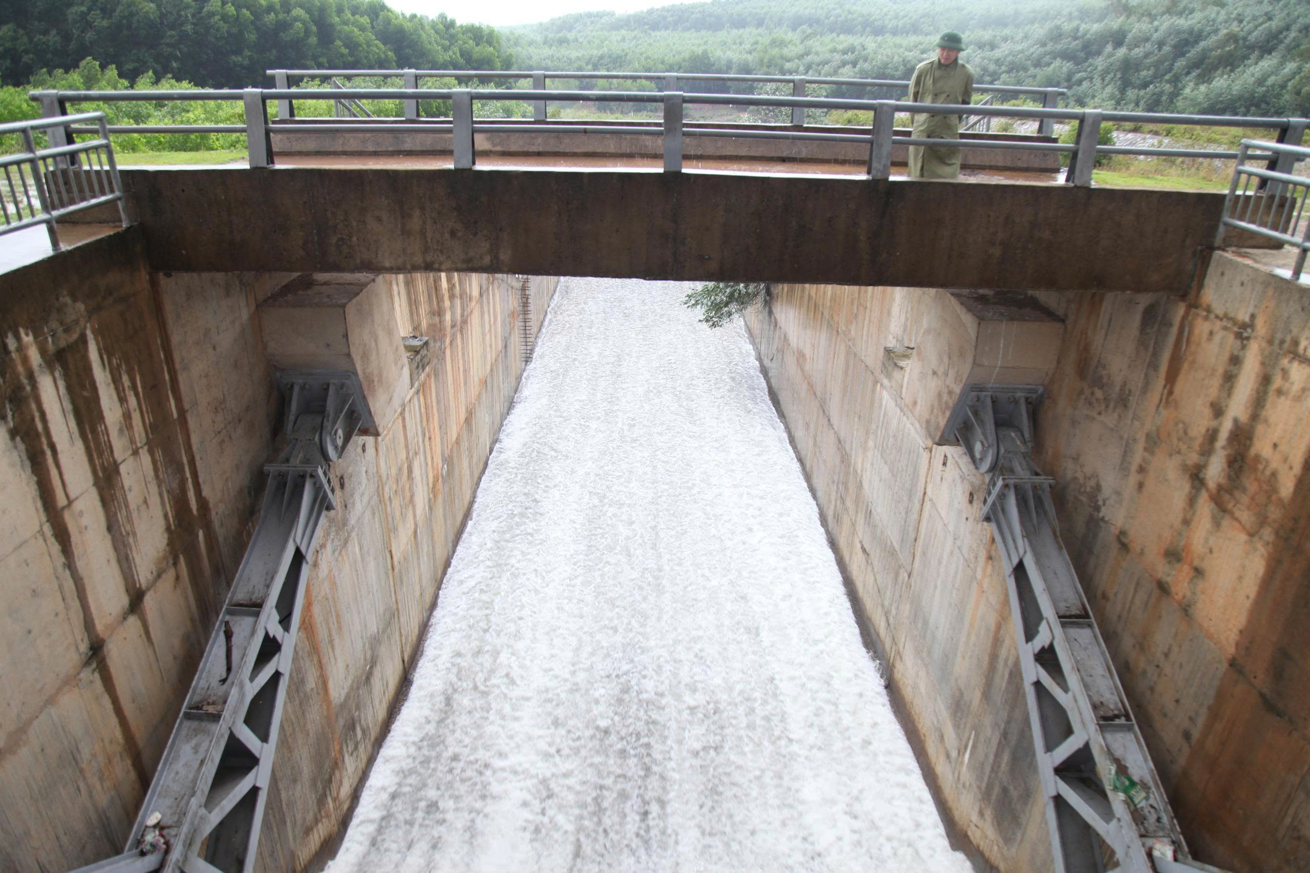 7 hồ chứa lớn ở H&agrave; Tĩnh xả tr&agrave;n để ứng ph&oacute; b&atilde;o số 5- Ảnh 1.