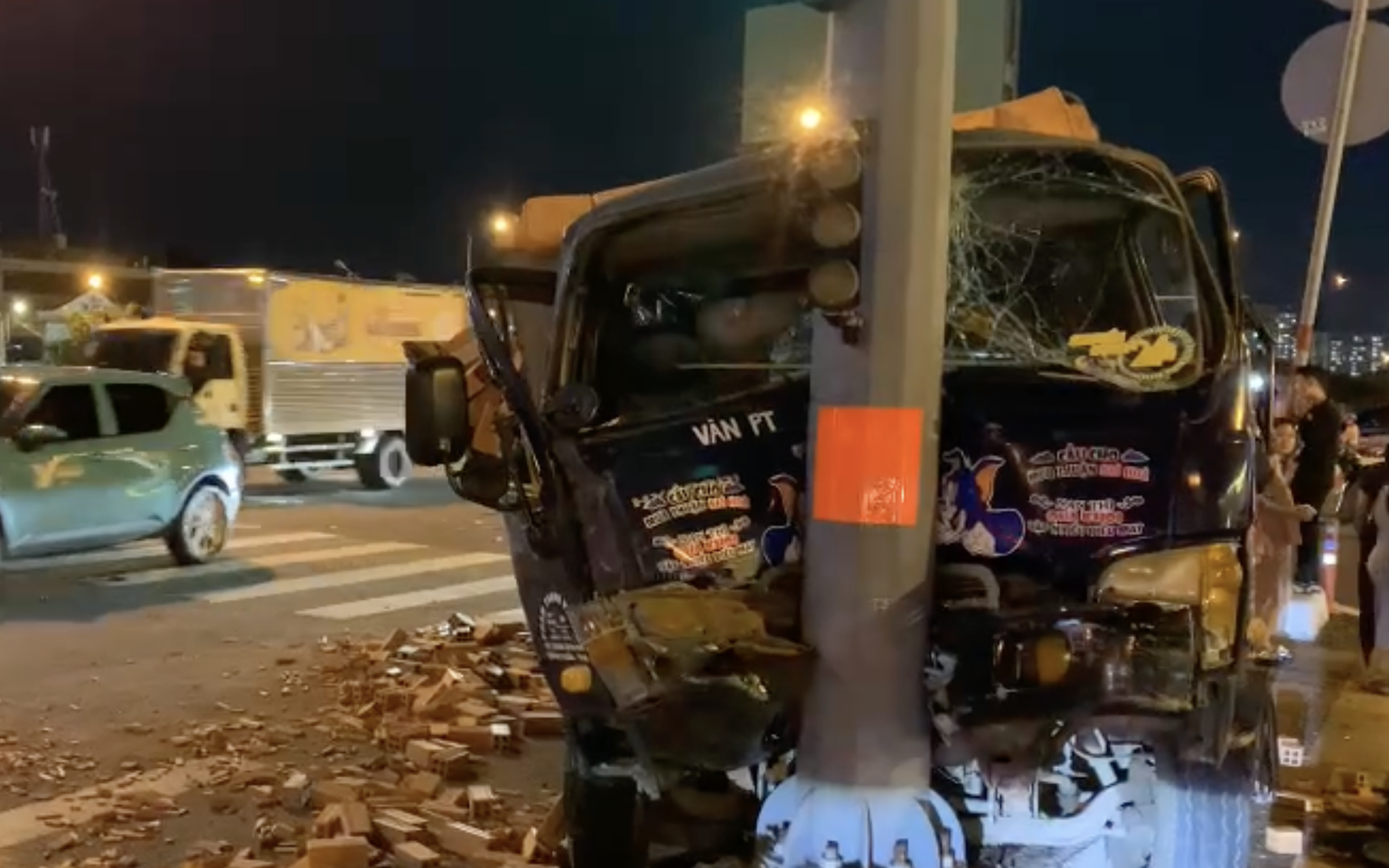 Xe tải bị tông lật chắn ngang đường, giao thông ùn ứ hơn 5km- Ảnh 3. TP.HCM: Xe tải tông trụ đèn giao thông trên đường Phạm Văn Đồng