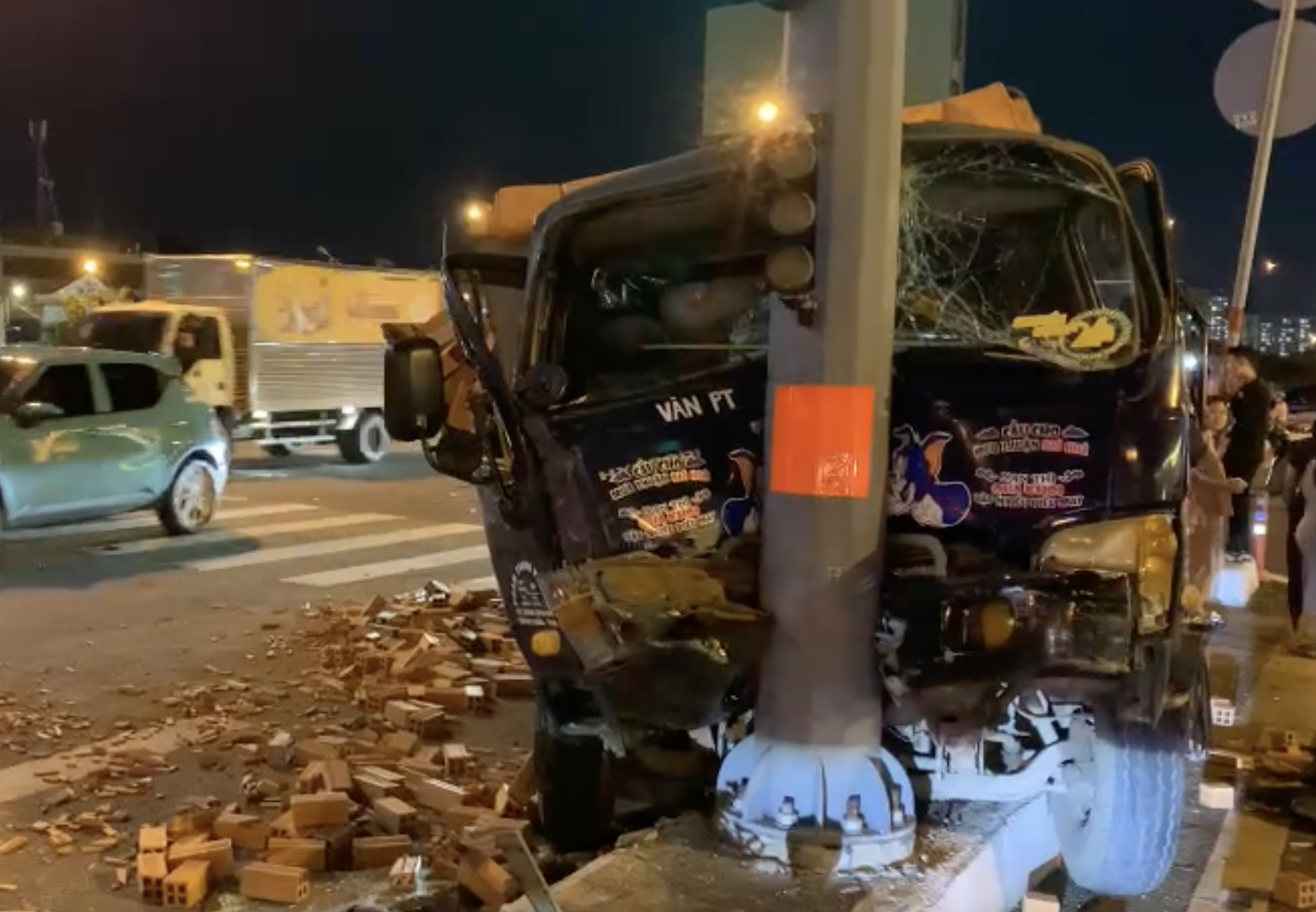 TP.HCM: Xe tải t&ocirc;ng trụ đ&egrave;n giao th&ocirc;ng tr&ecirc;n đường Phạm Văn Đồng- Ảnh 1.