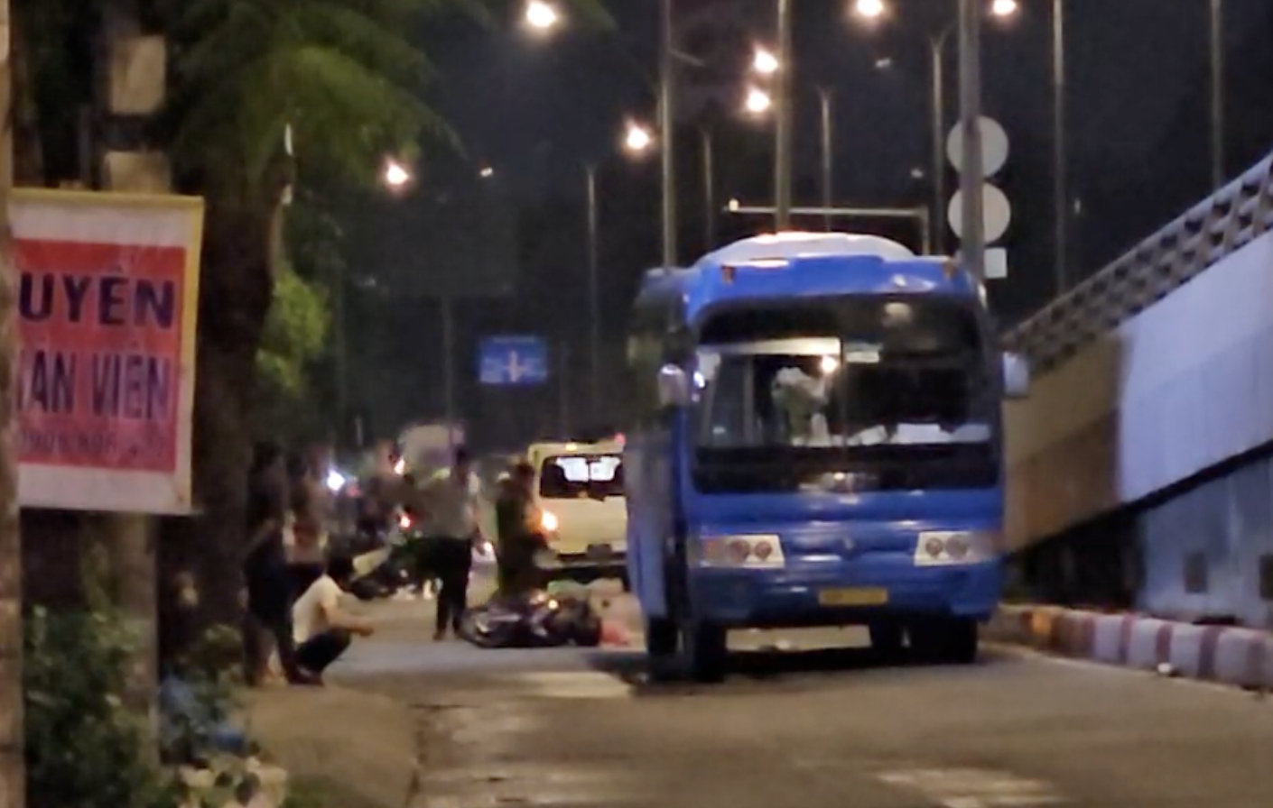 Va chạm với &ocirc; t&ocirc; đưa đ&oacute;n c&ocirc;ng nh&acirc;n, b&eacute; hai tuổi tr&ecirc;n xe m&aacute;y tử vong thương t&acirc;m- Ảnh 1.